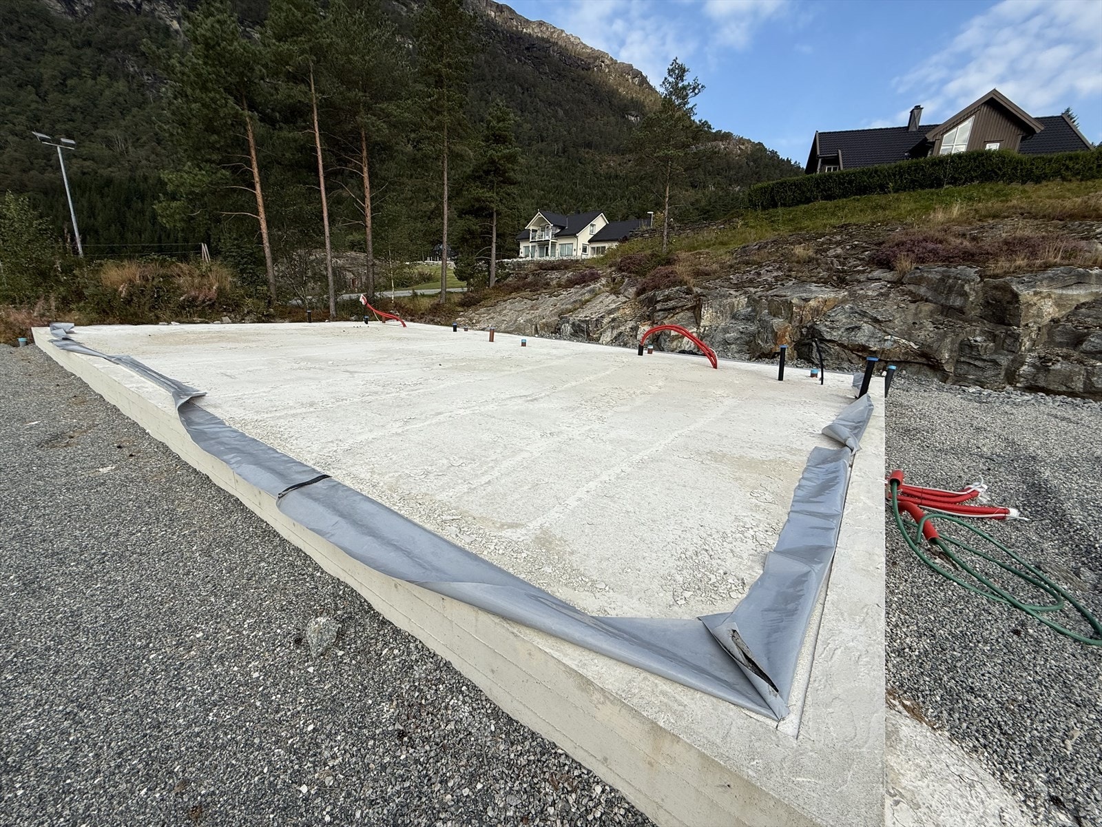 Strøm, vann og avløp er lagt til i støpt plate (basert på tegninger/tomannsbolig( Galleribilde