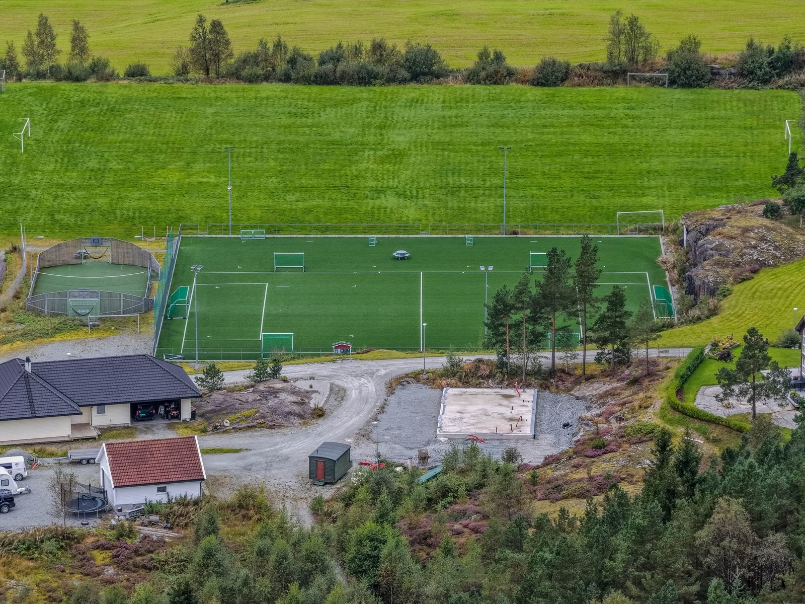 Beliggende ved fotballbane Galleribilde