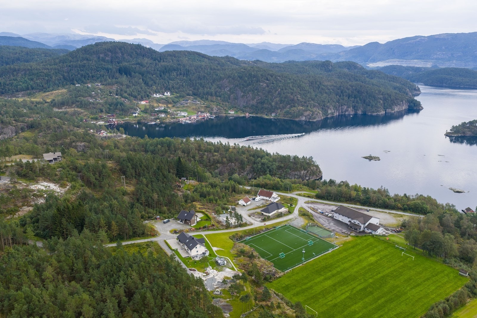 Oversikt - Vatlandsvåg til venstre , muligheter for båtplass Galleribilde