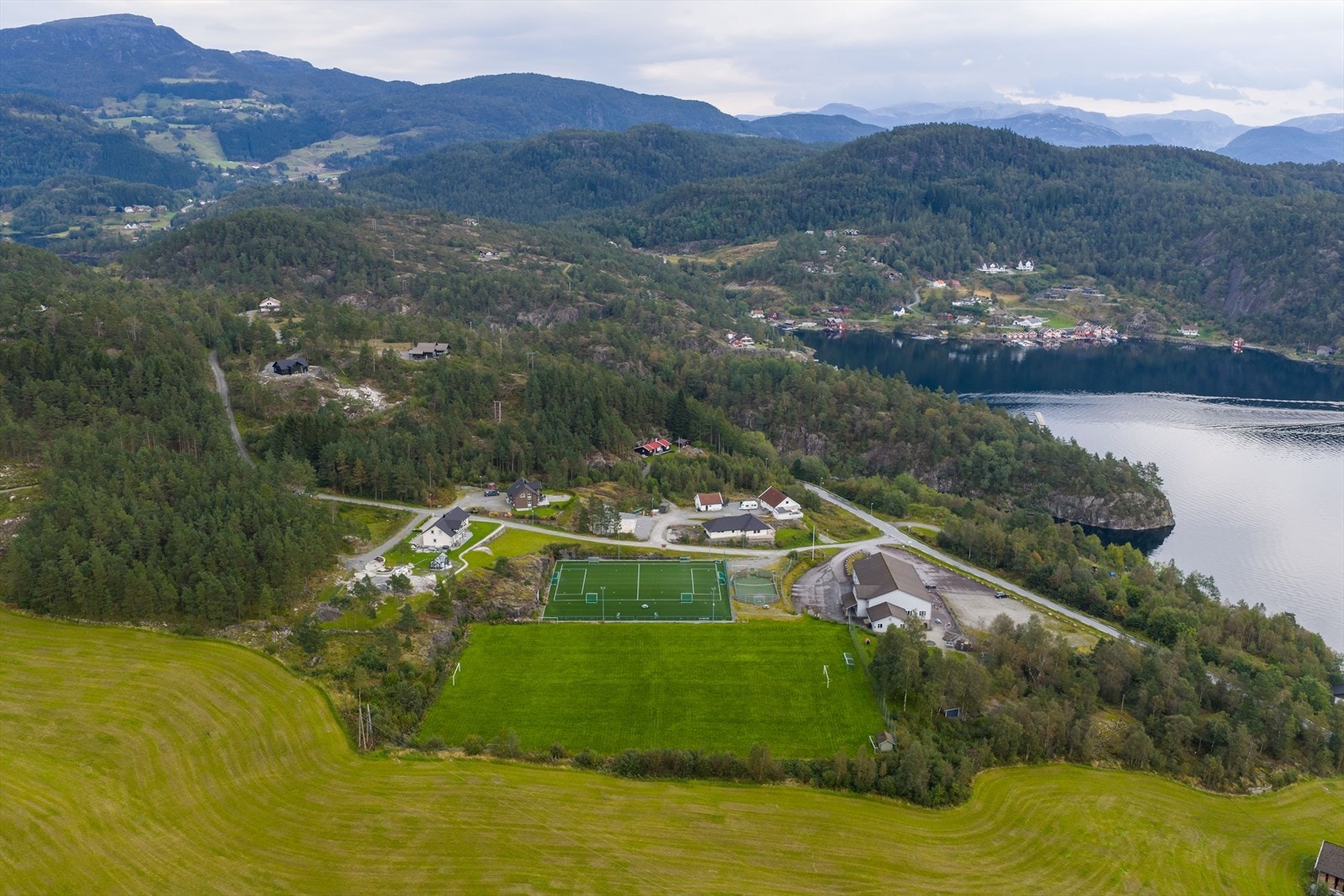 Oversikt - beliggende ved fotballbane, grendehus og barnehage Galleribilde