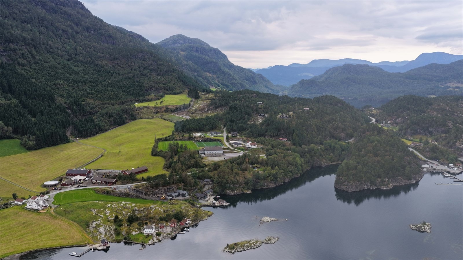 Oversikt . Vatlandsvåg til høyre med Joker og båtplasser Galleribilde