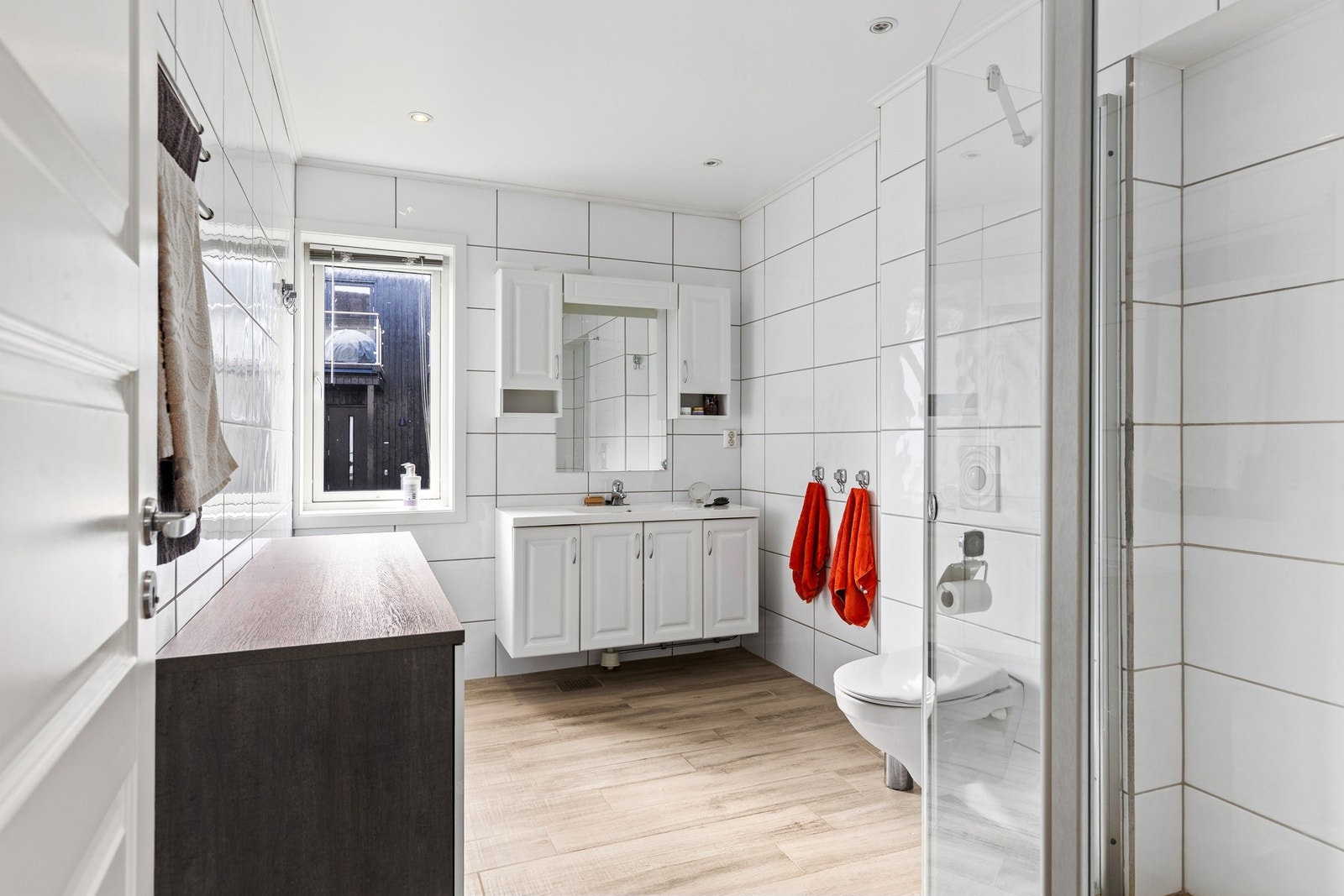 Baderom på 8 kvm med flis på vegger og varme i gulv. Badet er opplyst renovert i 2018. Galleribilde