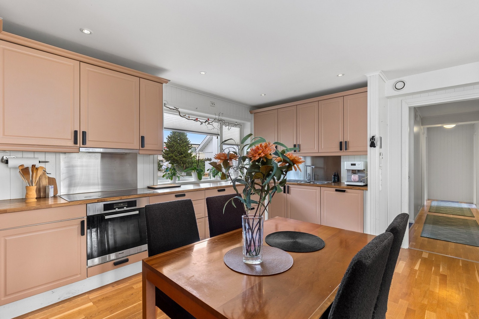 Kjøkkenet har rikelig med skap og benkeplass. Galleribilde