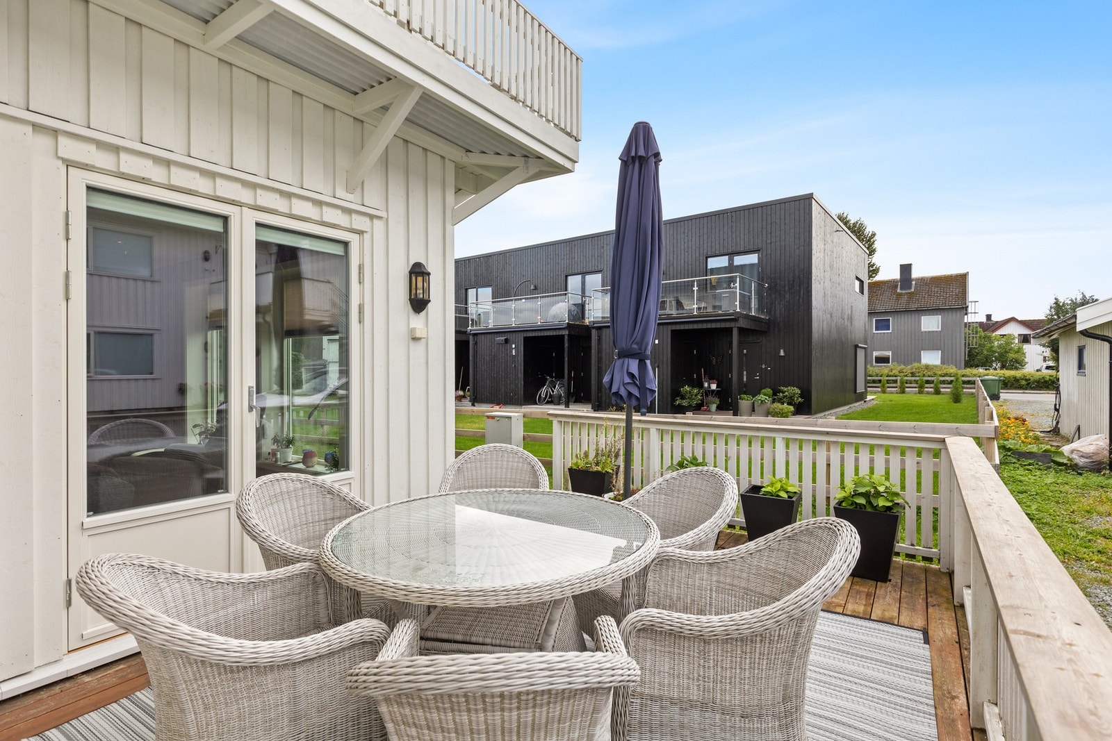 Boligen har en romslig sørvendt terrasse med gode solforhold. Terrassedør skiftet med 3-lags glass fra 2023. Galleribilde