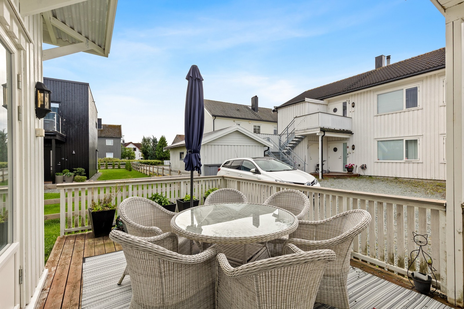 Romslig terrasse med utgang fra stuen. Galleribilde