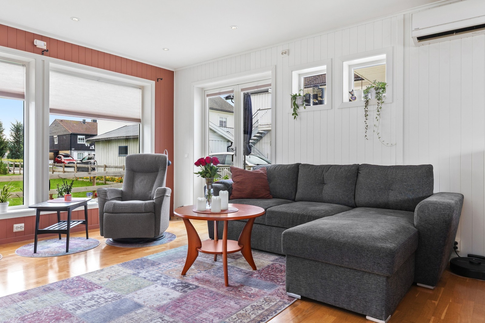 Det er parkett på gulv, panelplater på vegger, malte overflater og downlights i himling. Varmepumpe. Galleribilde