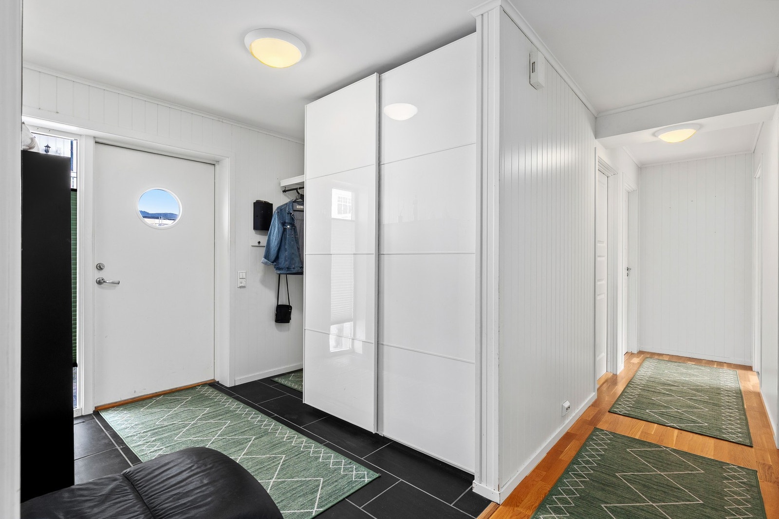 Velkommen inn! Romslig entre innredet med praktisk skyvedørsgarderobe. Galleribilde