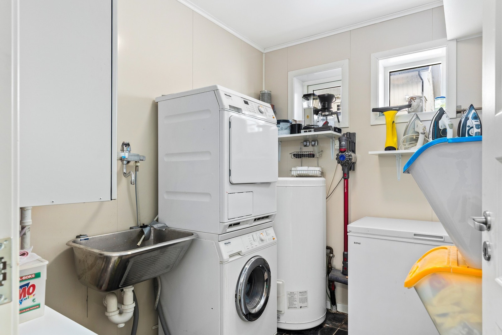 I tillegg til et romslig baderom har boligen et eget vaskerom. Galleribilde