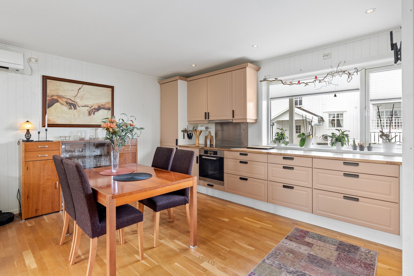 Romslig og sosialt kjøkken med god plass for et spisebord. Galleribilde