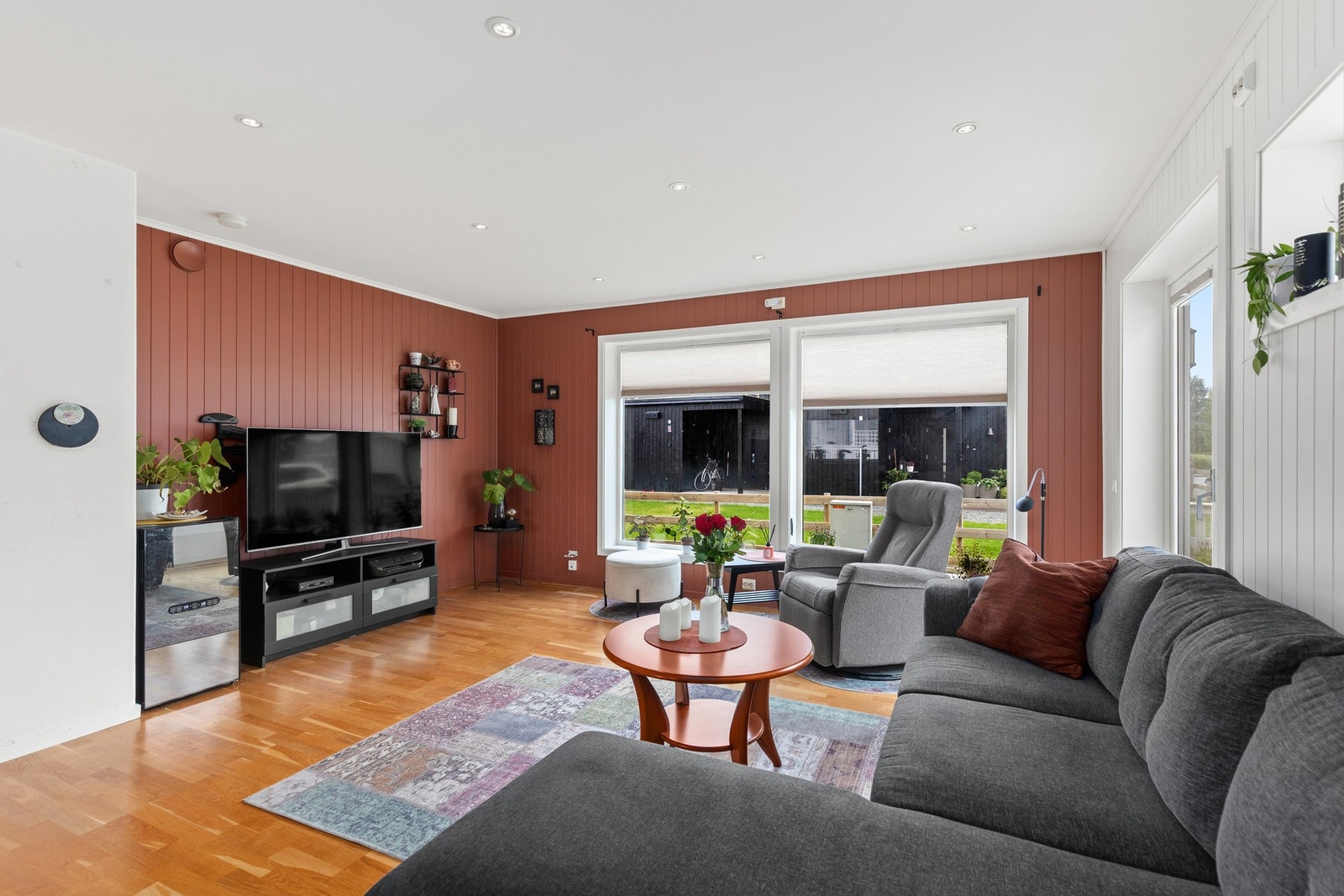 Store vinduoverflater som gir godt med naturlig lysinslipp. Galleribilde