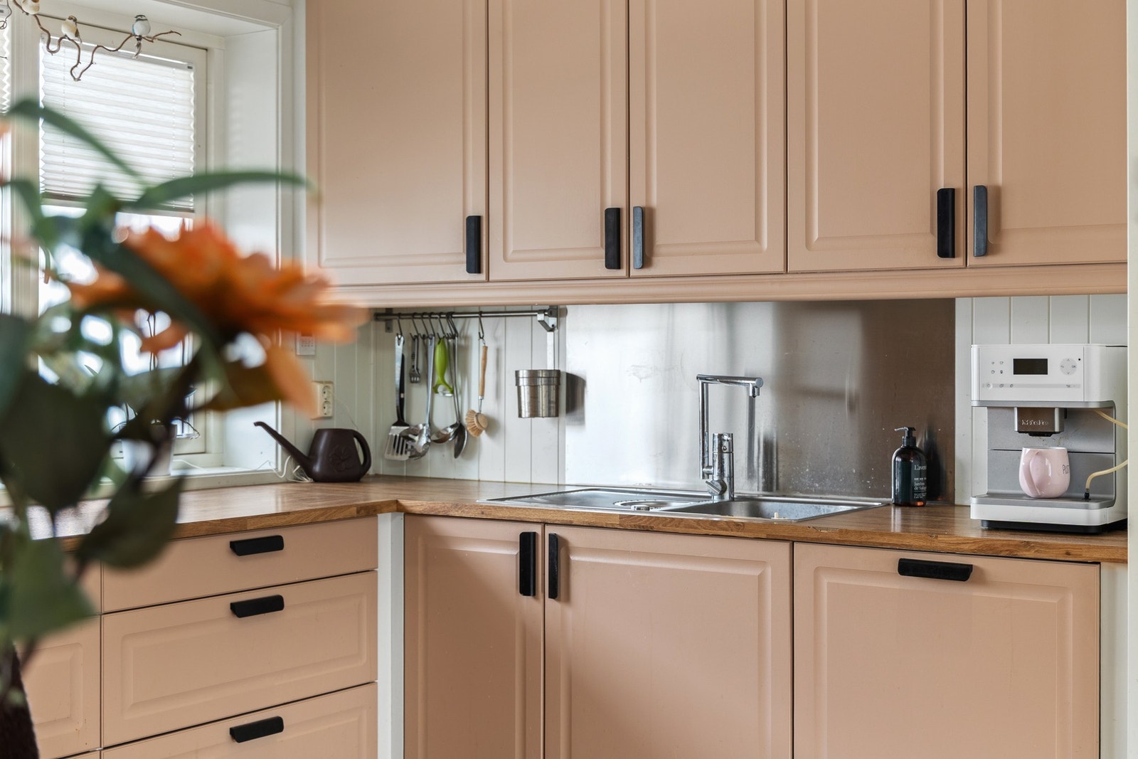 Det er integrert platetopp, stekeovn og frys/kjøleskap. Galleribilde