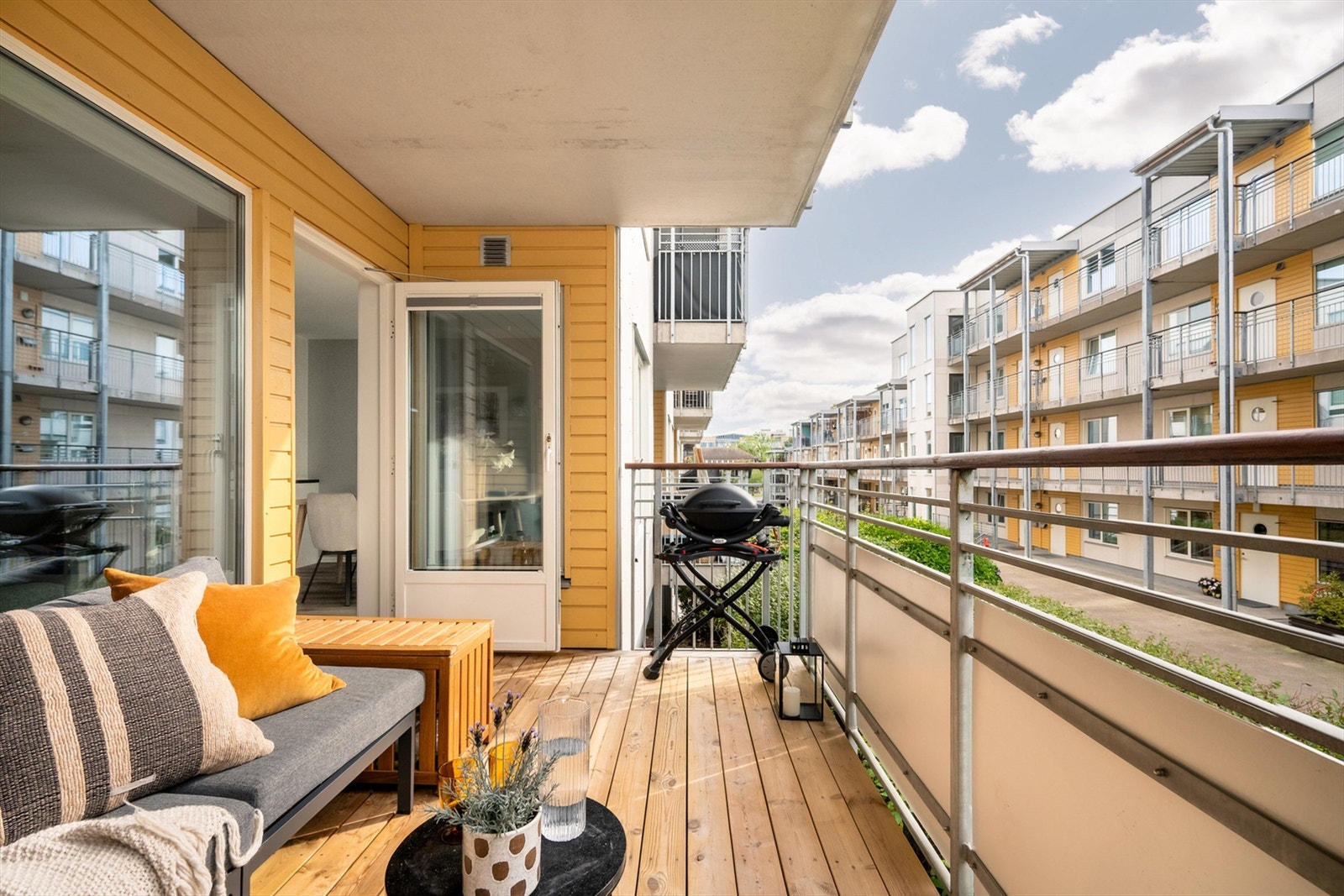 En attraktiv og stilren 3-roms med sentral beliggenhet, balkong og åpen stue-kjøkkenløsning. Galleribilde
