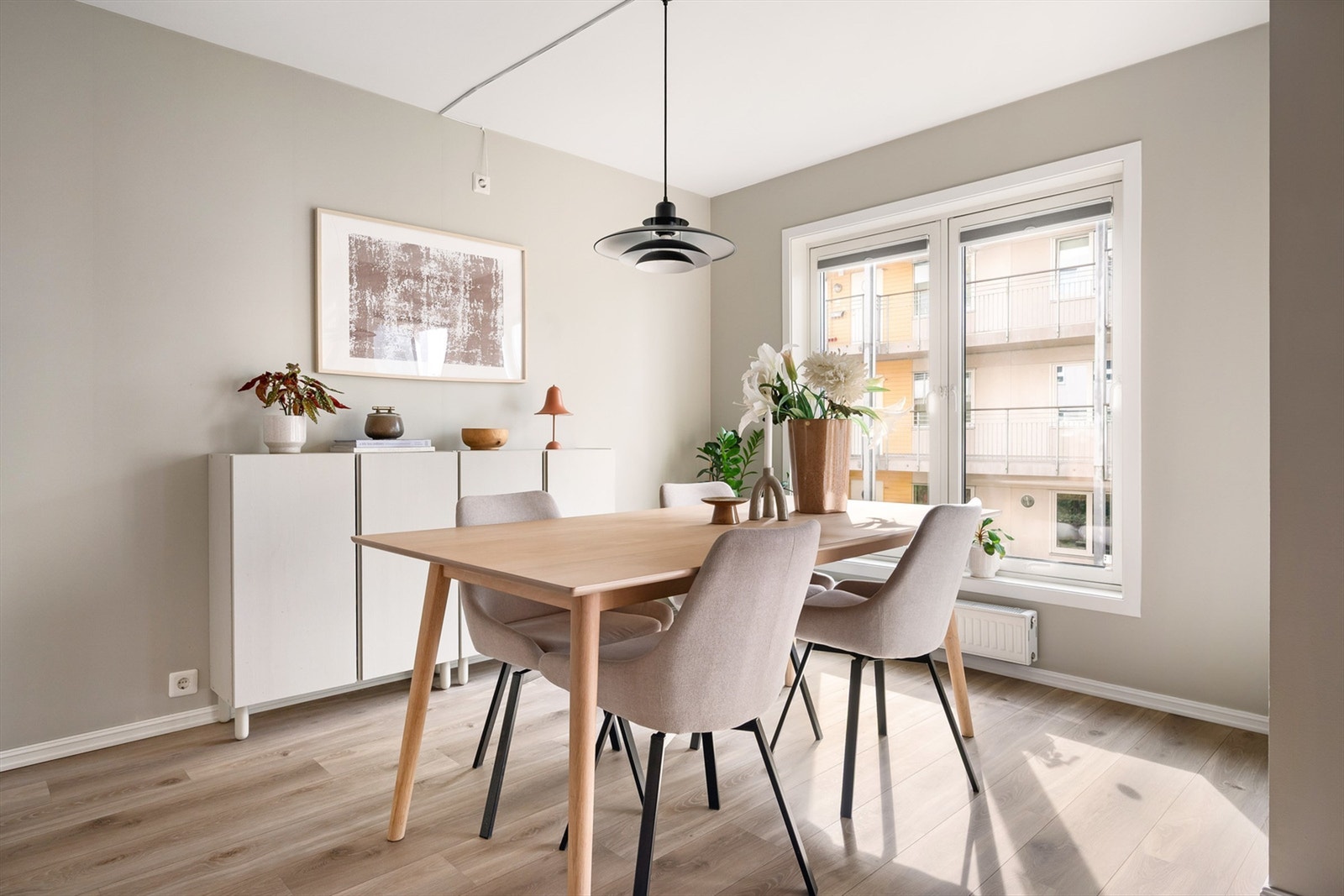 Det er også plass til et spisebord om ønskelig. Galleribilde