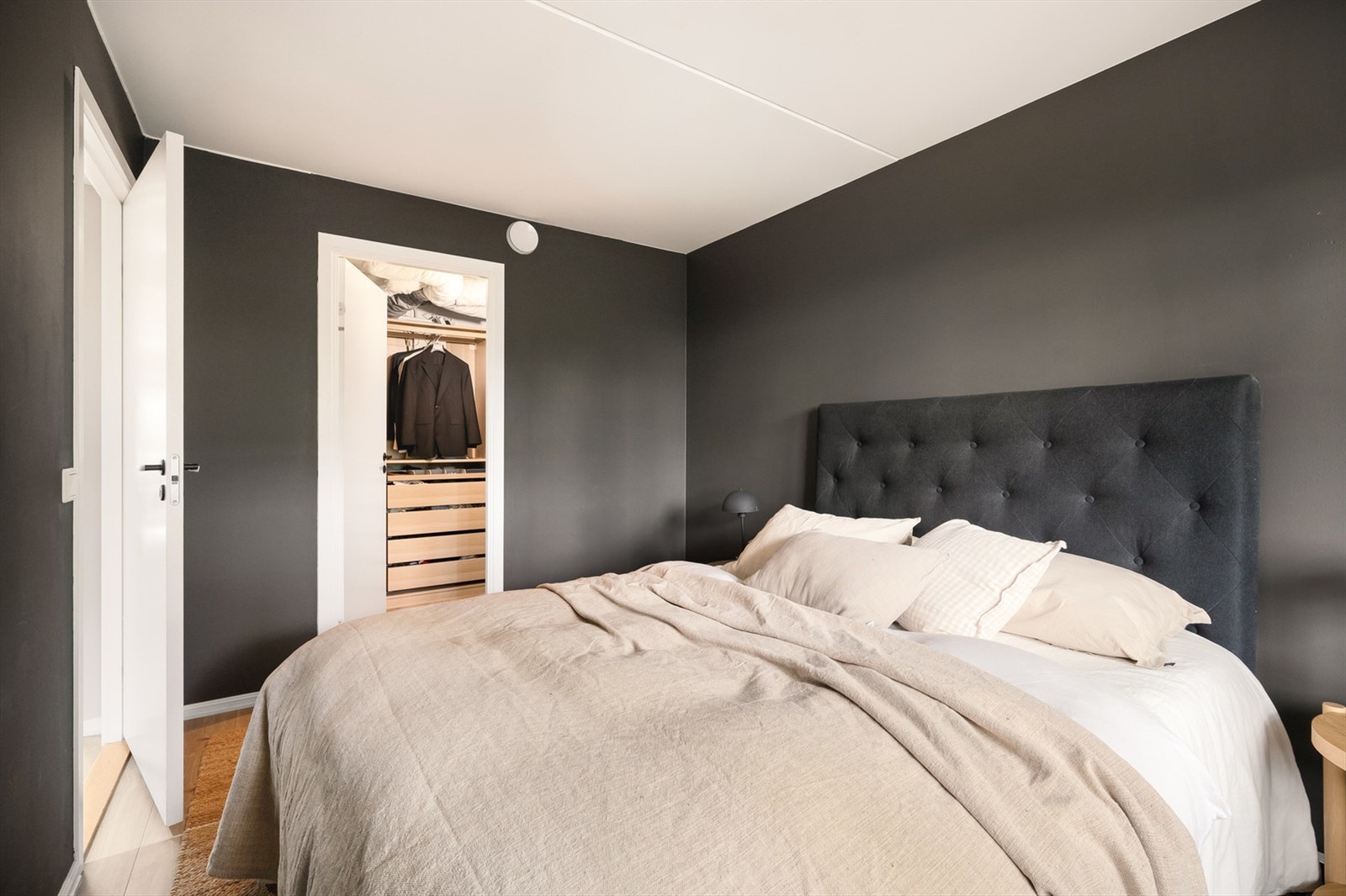 På hovedsoverommet er det også walk-in garderobe. Galleribilde