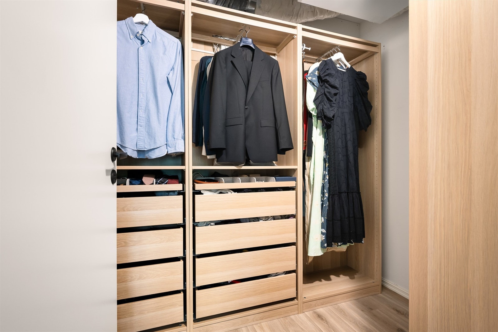 Her er det rikelig med oppbevaringsplass i PAX-garderobe fra IKEA. Galleribilde