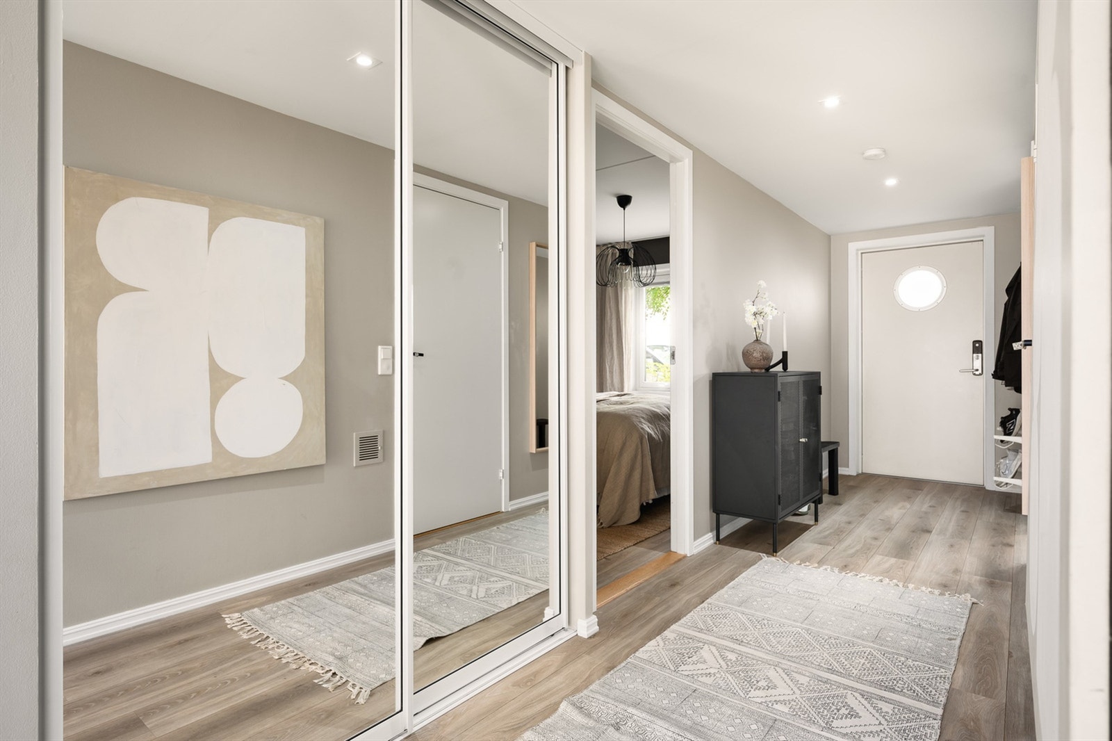 Velkommen inn! Entréen er lys og innbydende med plass til å henge fra seg jakker og sko i en romslig skyvedørsgarderobe med speilflater. Galleribilde