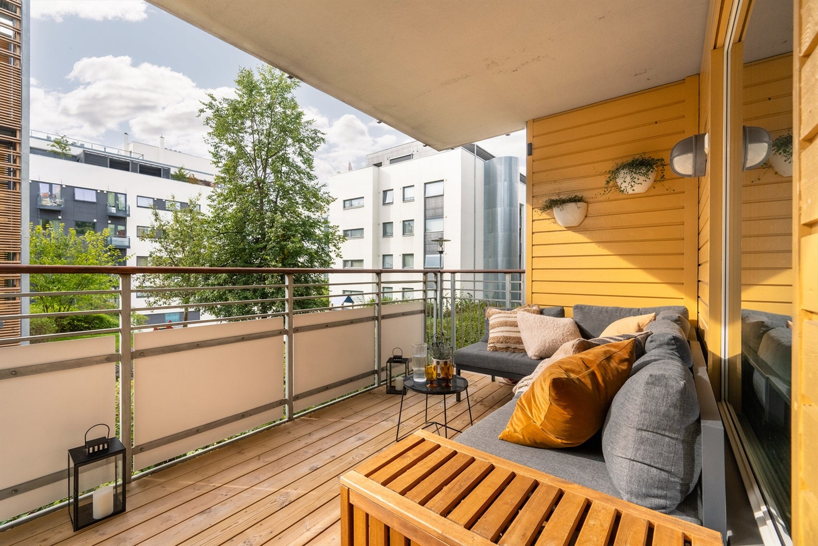 Balkongen fungerer om en fin forlengelse av stuen på årets varmere dager, og har plass til å møblere i soner. God beliggenhet ut mot uteområde. Galleribilde