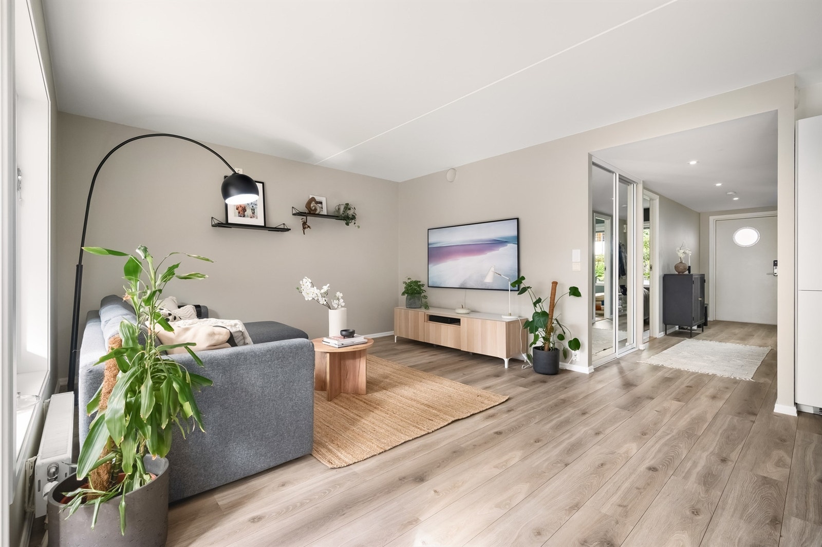 Stuen er av god størrelse med plass til sofa, tilhørende salongbord og TV-seksjon. Galleribilde