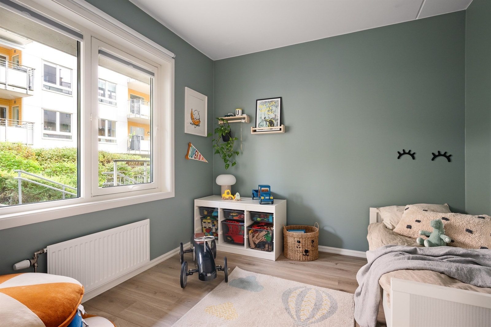 Boligens andre soverom er også av god størrelse med plass til seng, nattbord og kommode. Rommet passer perfekt som barnerom, gjesterom eller kontor. Galleribilde