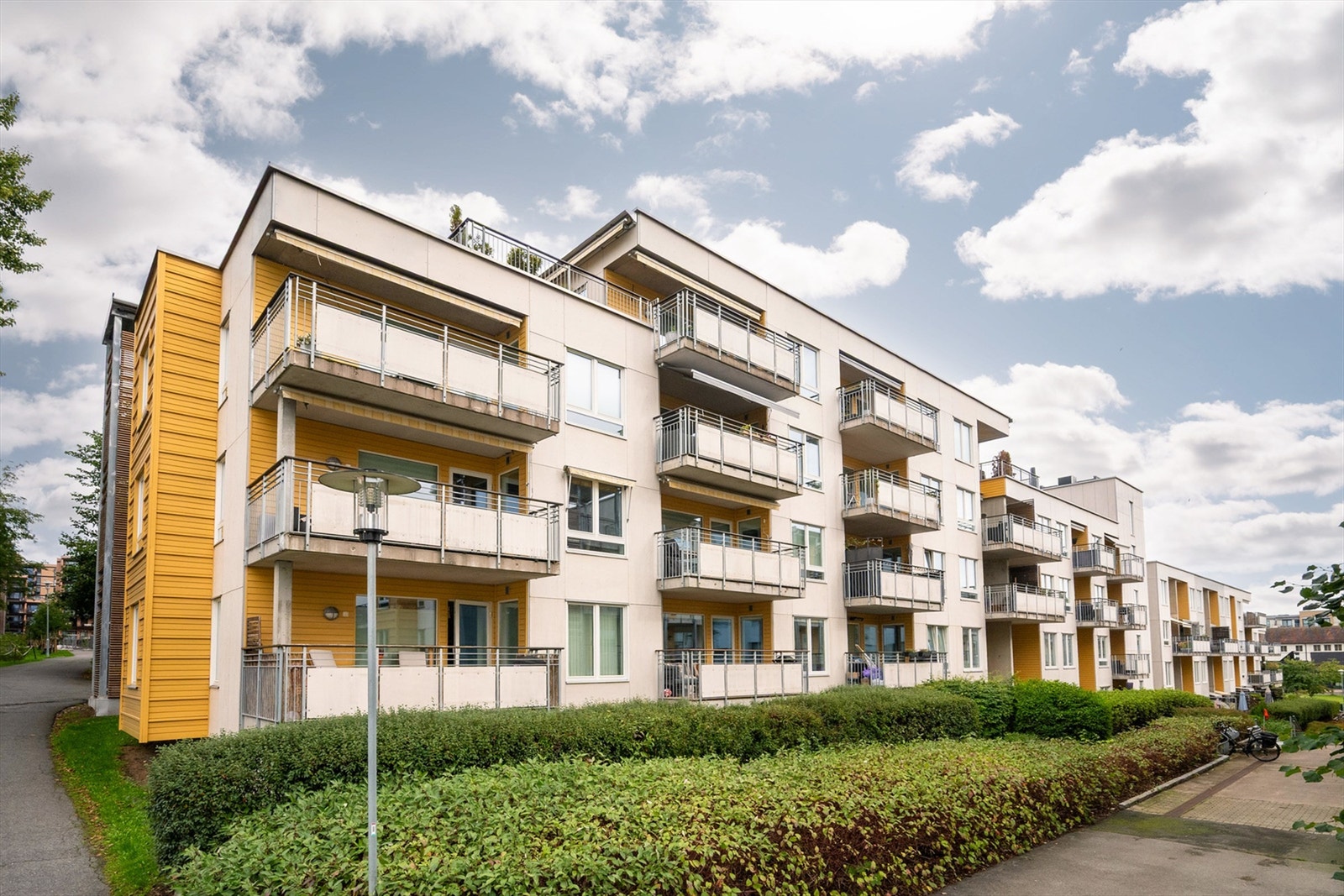 Leiligheten ligger i populære Lørenparken boligsameie på Løren. Forretninger, kafeer og restauranter innen kort gangavstand. Peppes Pizza, den indiske restauranten Sanjay's, Baker Hansen, Baker Nordby og Kaffebrenneriet er hyggelige møtesteder. Galleribilde