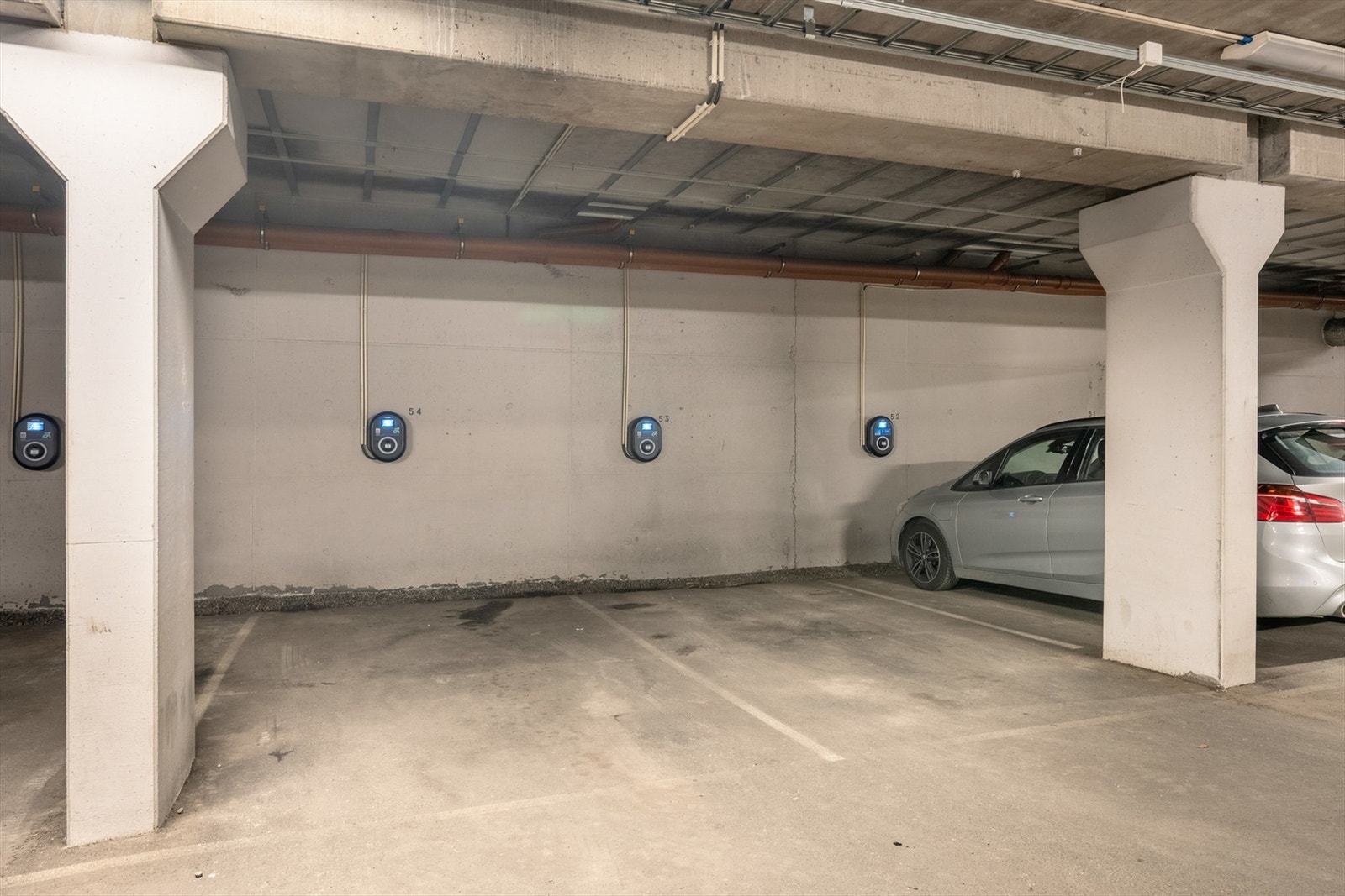 Leiligheten disponerer en garasjeplass med el-bil lader i lukket garasjeanlegg. Galleribilde