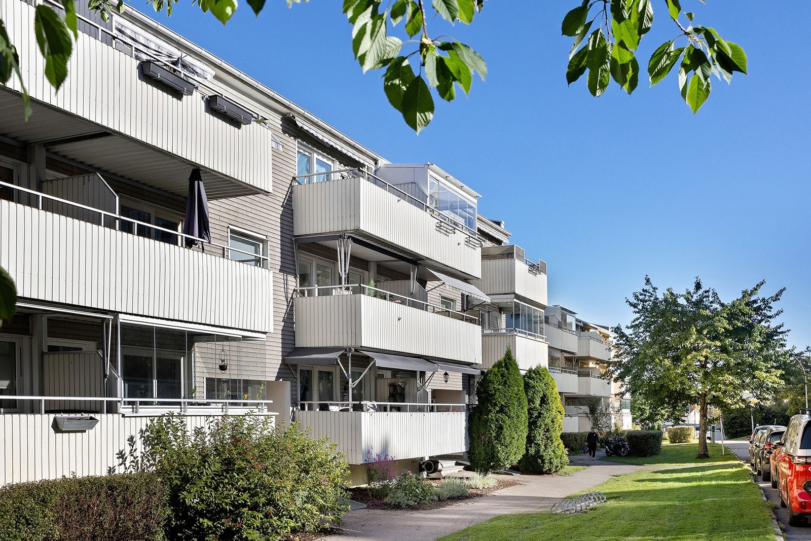 Off. el-bil ladere i gaten i tillegg til brl som har opprettet ladestasjoner for beboere i brl Galleribilde