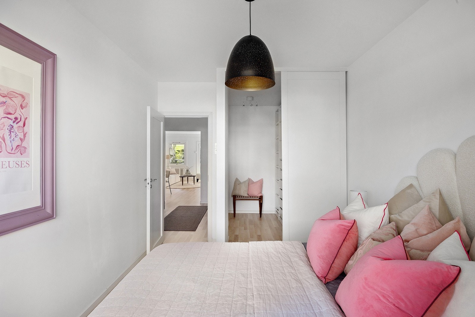 Videre er det er godt med kles-oppbevaring i eget praktisk walk-in closet tilknyttet til soverommet Galleribilde