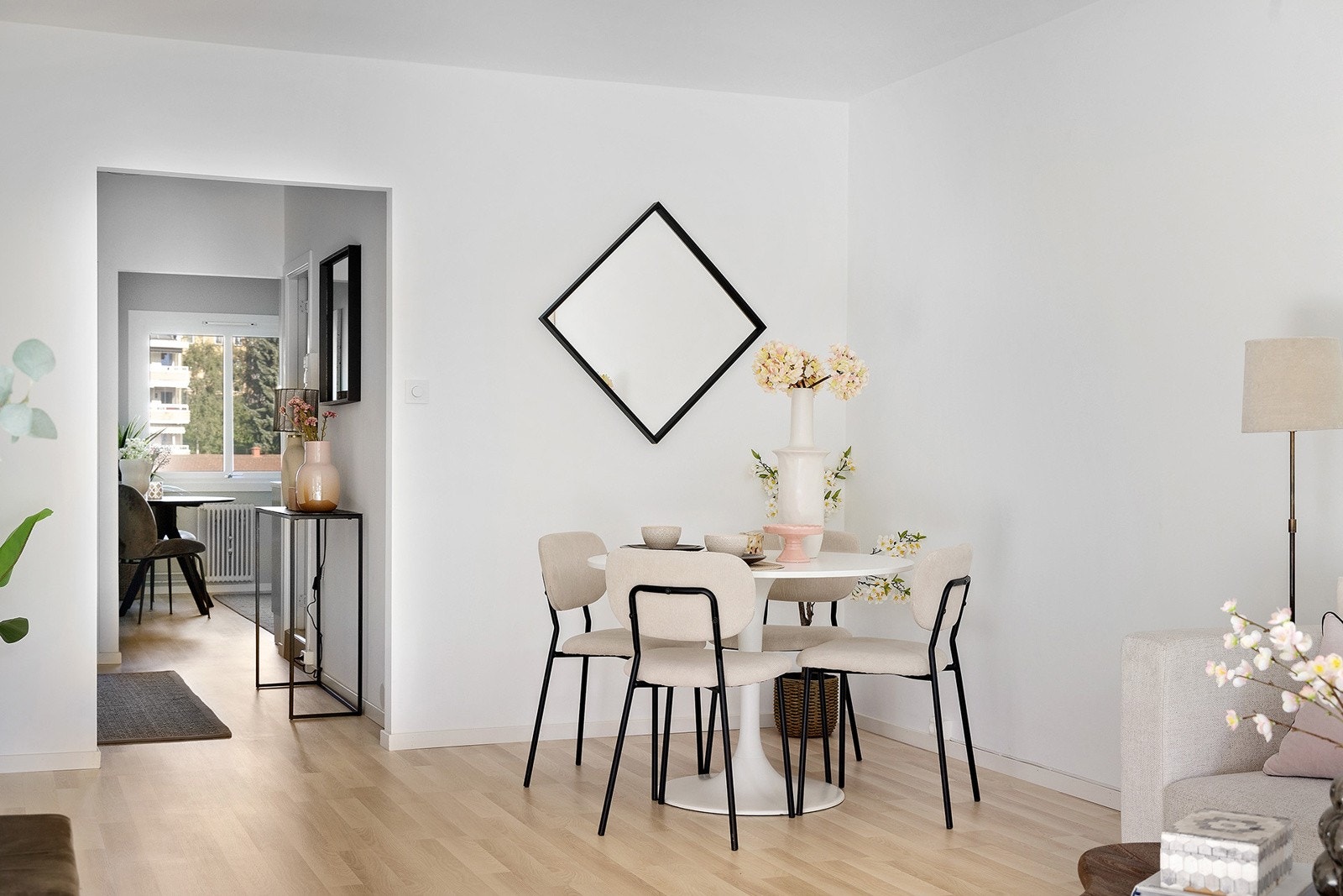 Romslig stue med god plass til spisebord i tillegg til sofagruppe Galleribilde