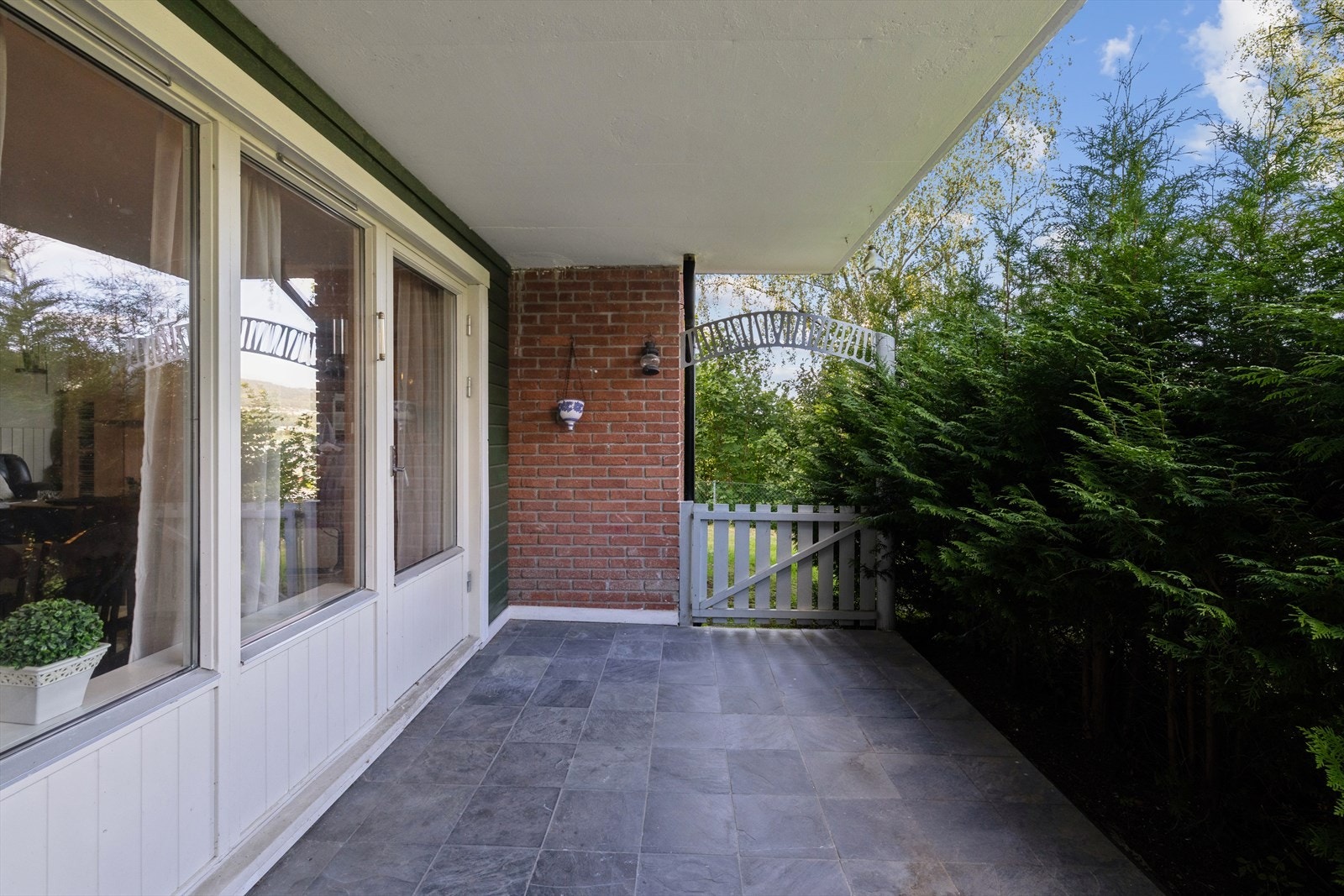 Hyggelig terrasse på 12 kvm. som ligger skjermet Galleribilde