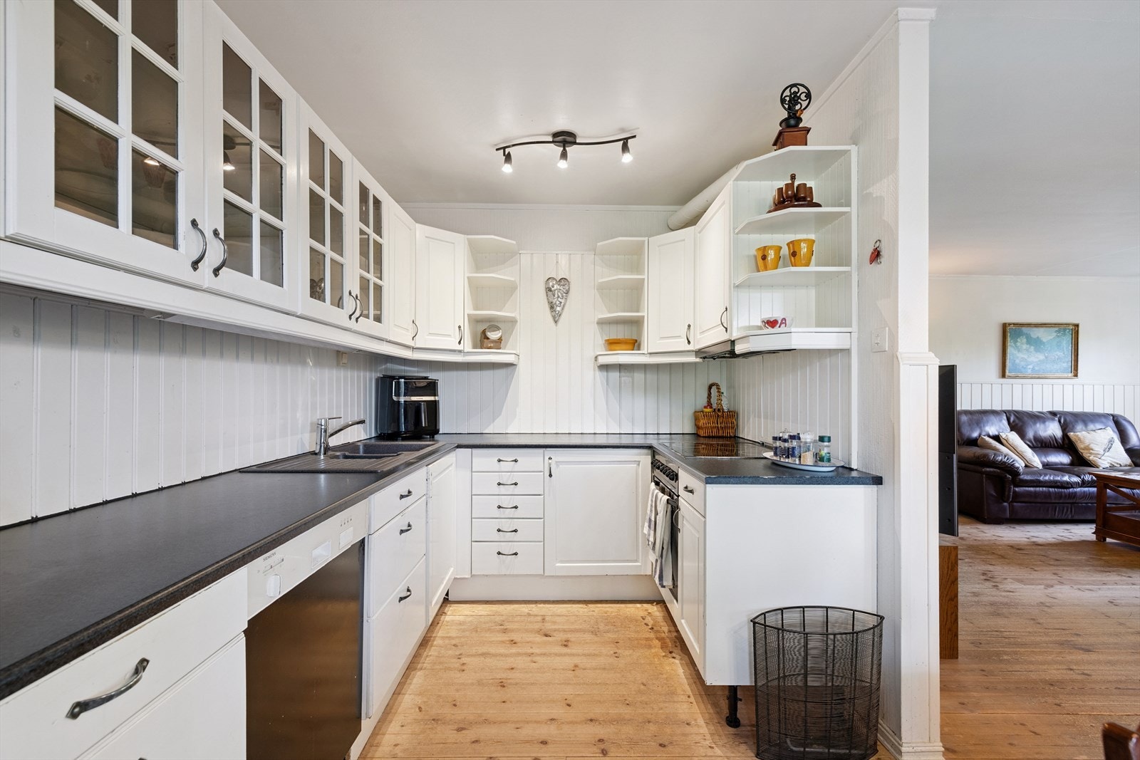 Kjøkkeninnredning med profilerte fronter Galleribilde