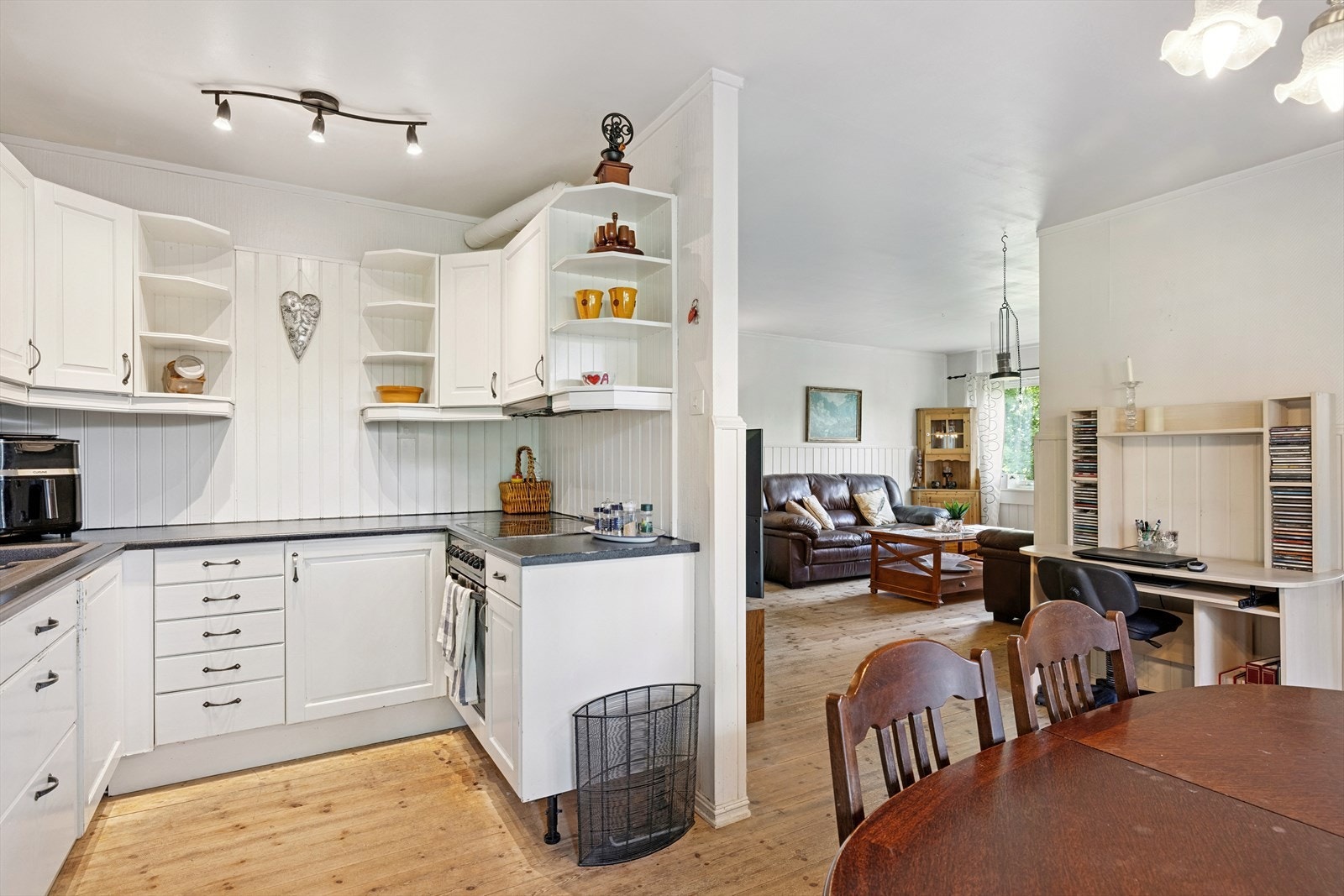 Kjøkkenet er noe skjermet fra stuen og har plass til en spisegruppe. Galleribilde