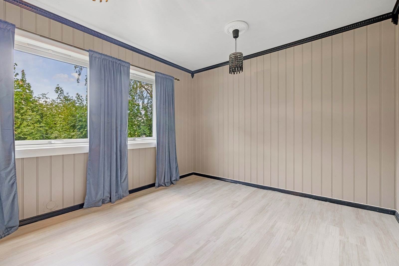 Romslig soverom med god plass til både dobbeltseng og oppbevaring. Galleribilde