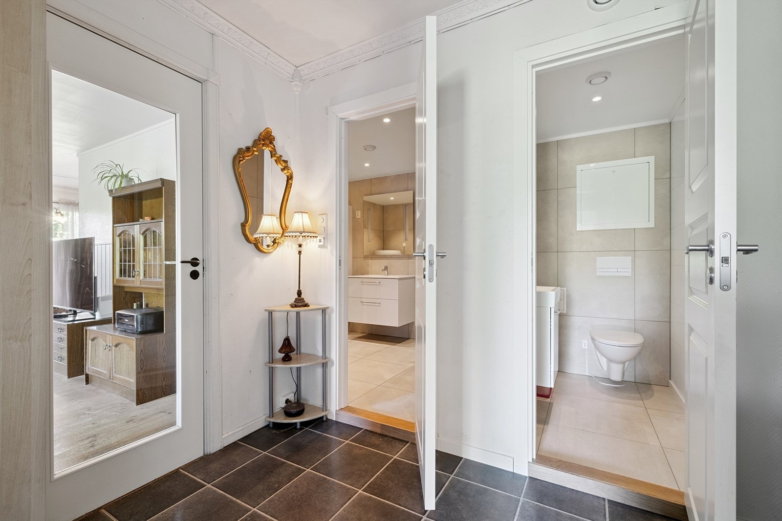 Bad-/ vaskerom oppgradert/ renovert i år 2024. Galleribilde