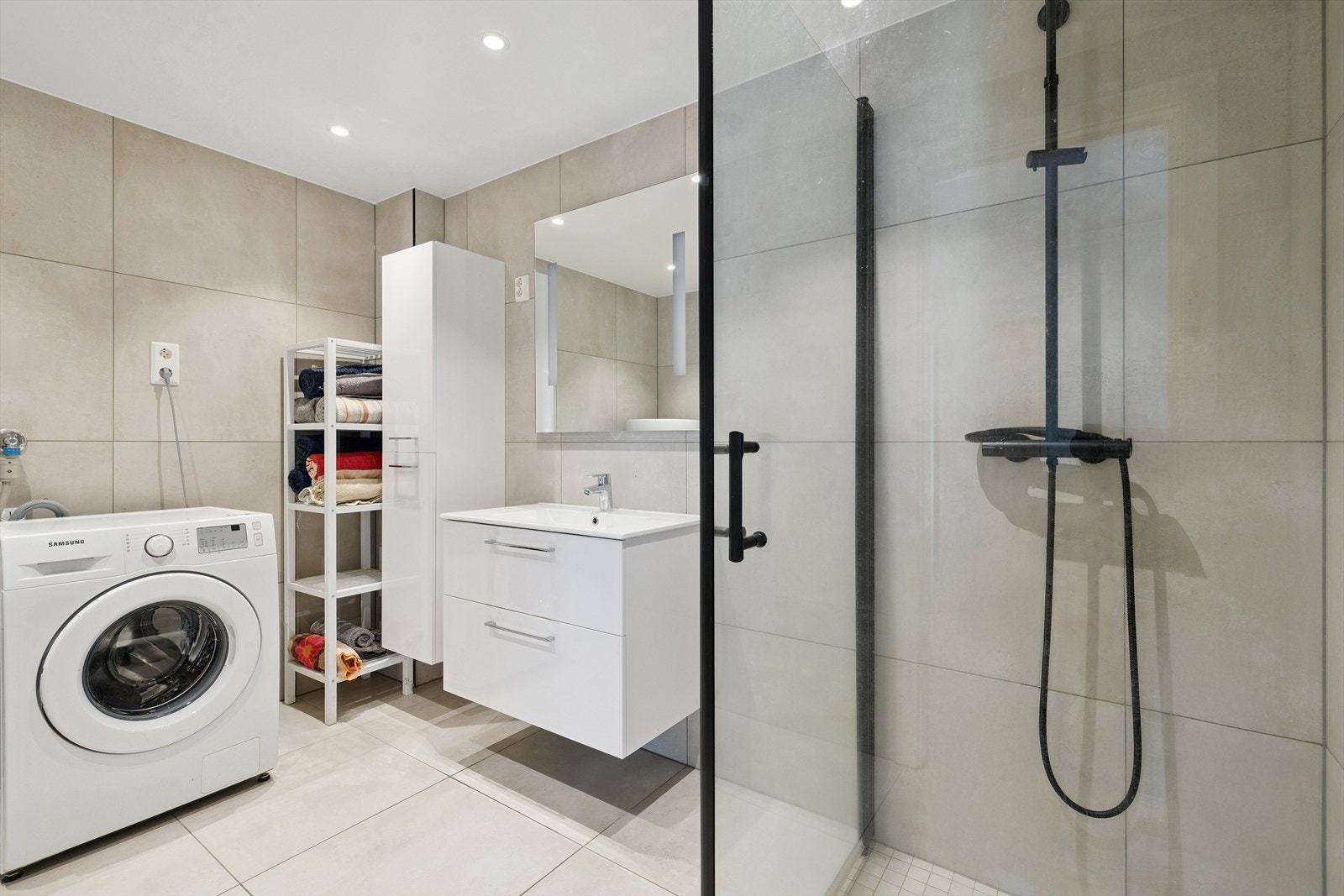 Bad med opplegg for vaskemaskin. Galleribilde