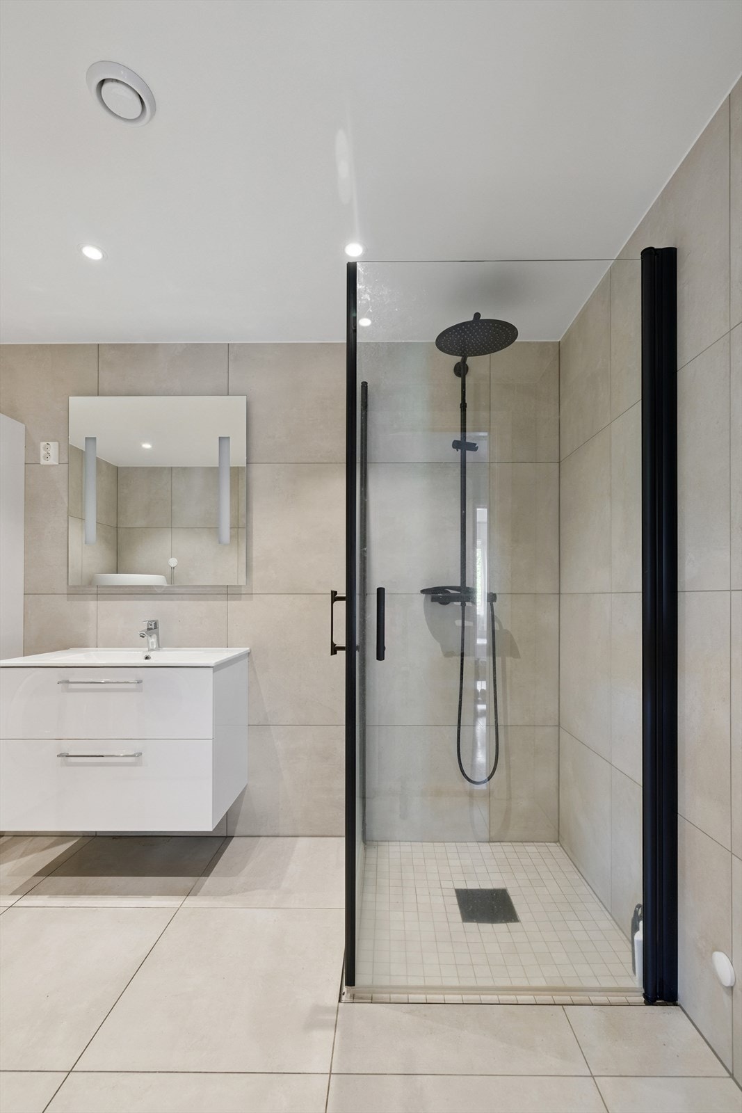 Moderne og stilig bad med et tidløst interiørvalg. Galleribilde