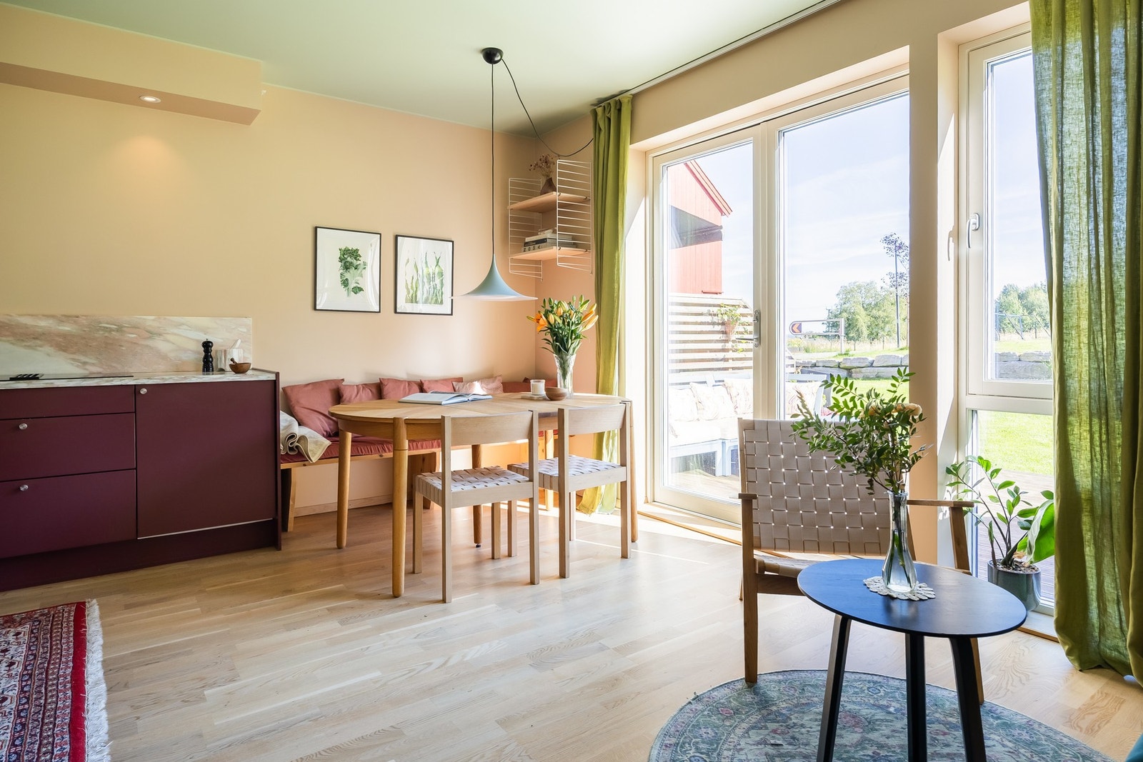 Hele feltet nyter en trafikkstille og rolig beliggenhet. Her er man innerst i en rolig stikkvei med svært begrenset ferdsel. Galleribilde