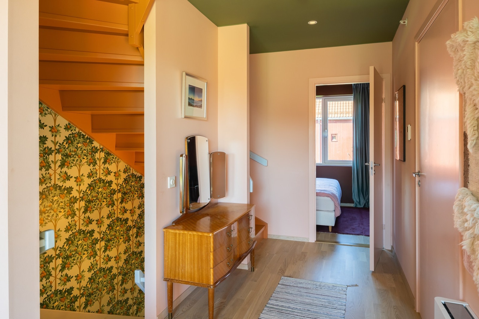 Koi Fargestudio er et ledende fargestudio og designkontor som har fargesatt hele boligen med en tydelig identitet og sterk visuell kraft. Galleribilde