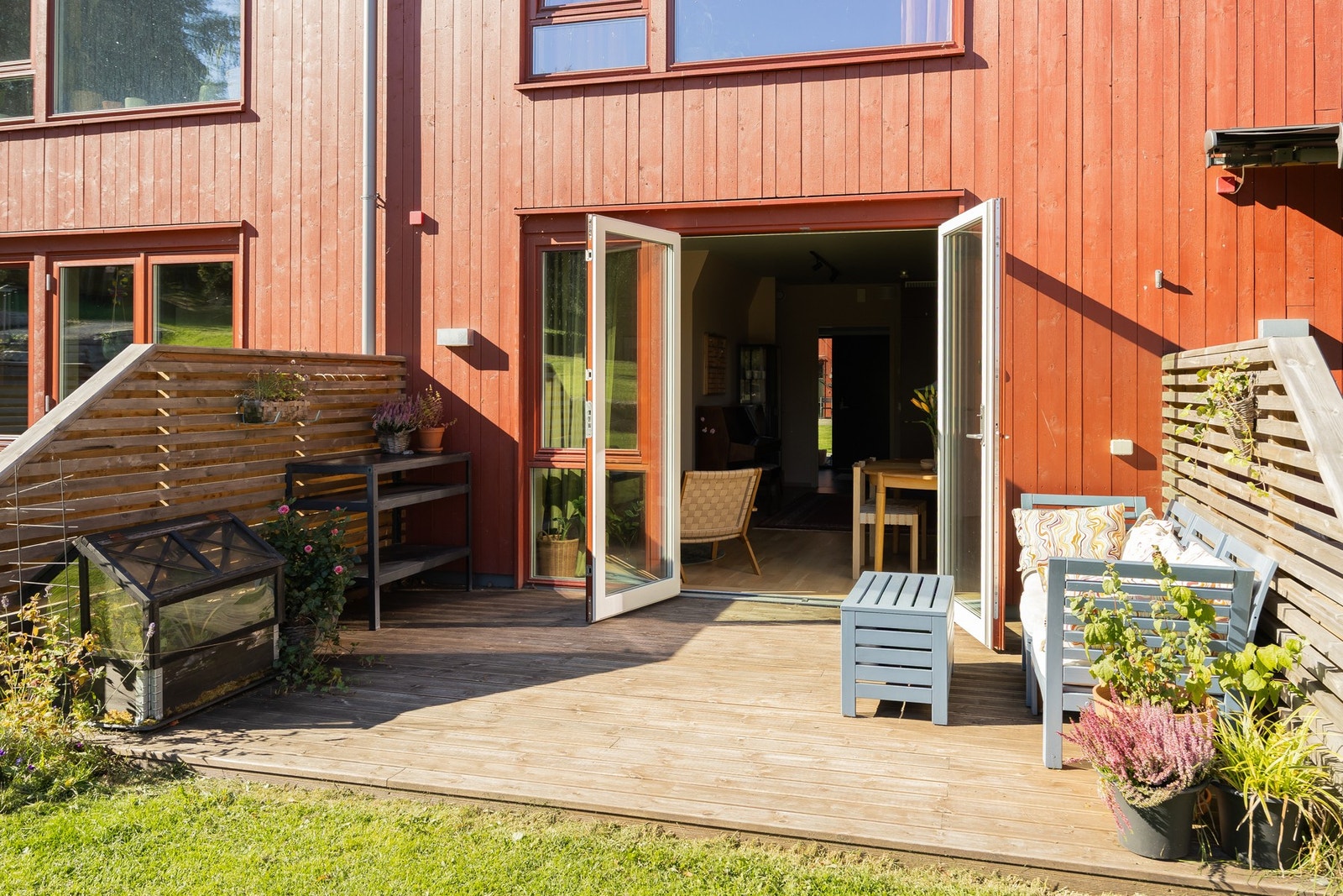 Gården fremstår med et svært hyggelig og godt bomiljø med beboere i alle aldre. Galleribilde