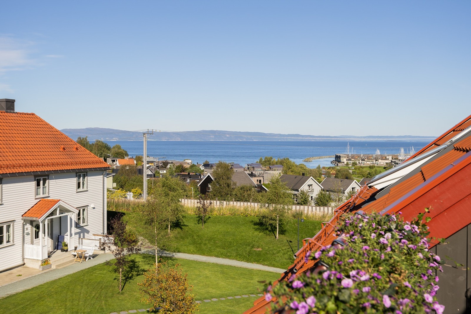 Flotte utsiktsforhold ned mot Grilstad Marina og fjorden. Galleribilde