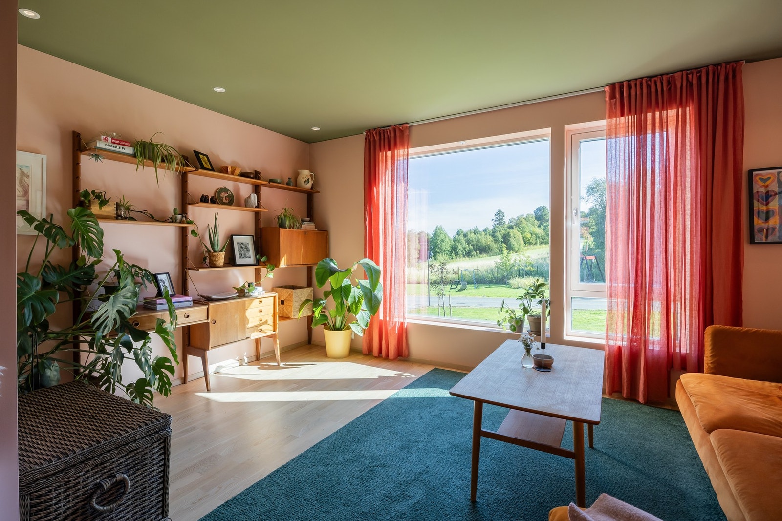 Lys og innbydende stue i 2. etasje. Tv og internett er levert via fiber fra Telenor. Galleribilde