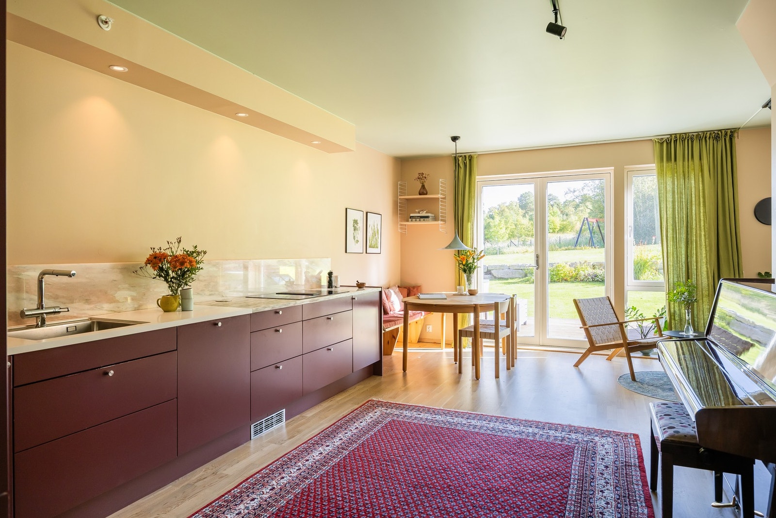 De utstrakte glassflatene gir rikelig med dagslys inn i boligen som med sin plassering er godt skjermet for innsyn. Galleribilde