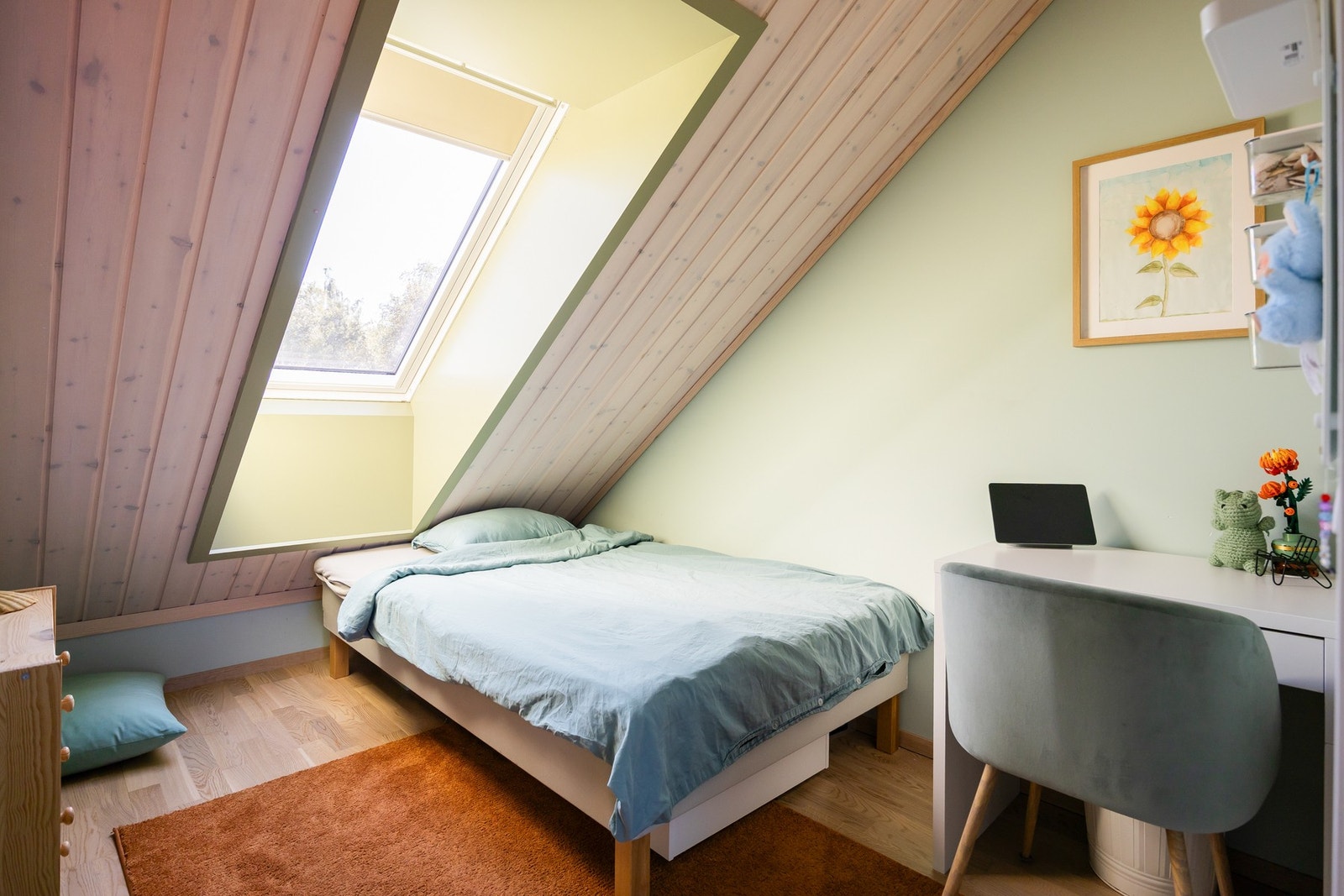 Loftsetasjen inneholder to av totalt tre soverom. Galleribilde