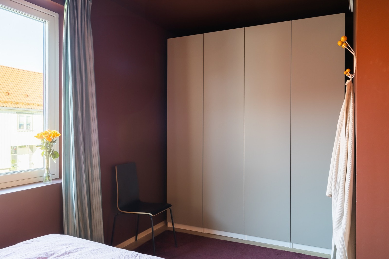 Plass for romslig garderobeskap, som for øvrig medfølger handelen. Galleribilde