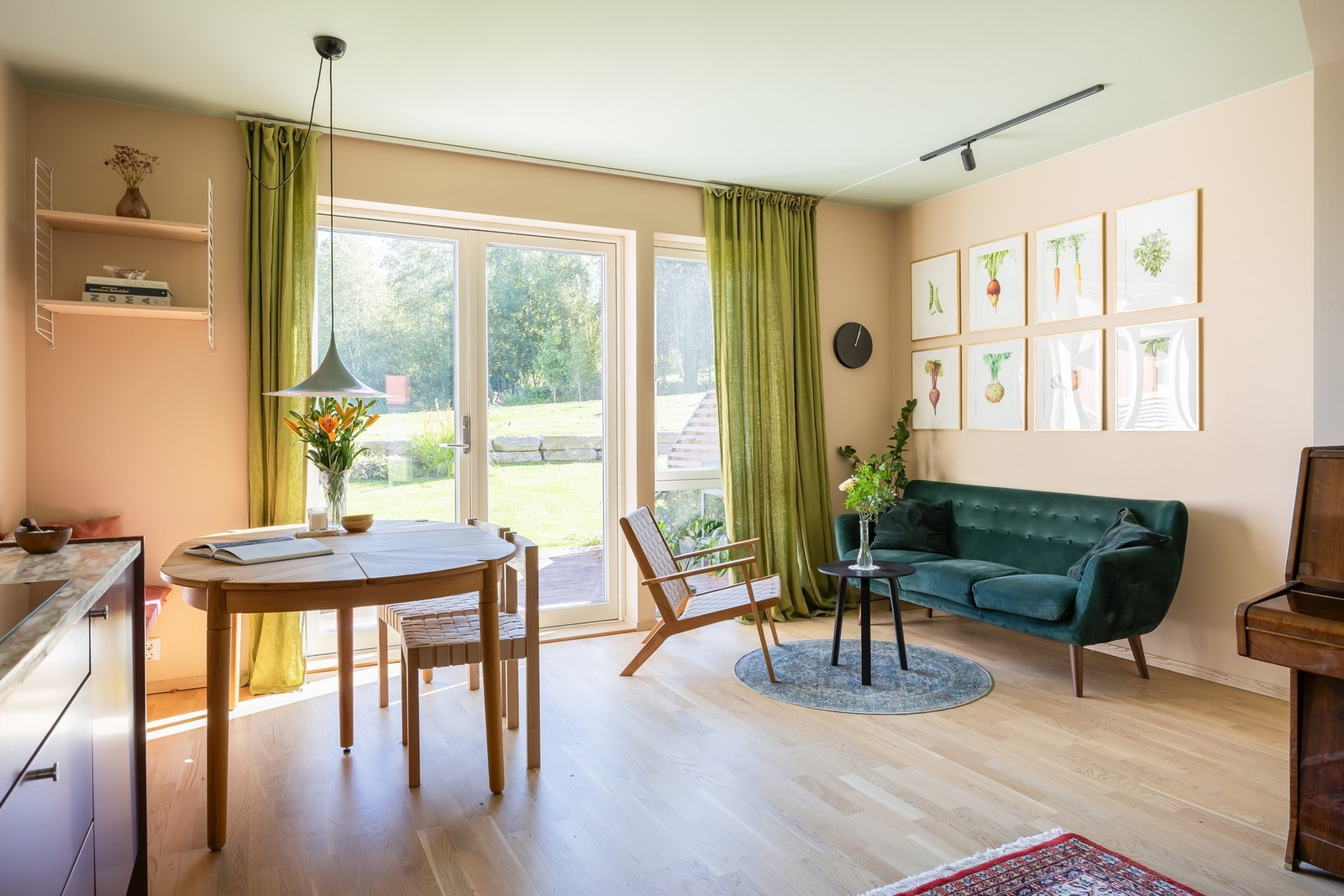 Boligen er svært innholdsrikt og kan bl.a. by på stueareal i hver av de tre etasjene. Galleribilde