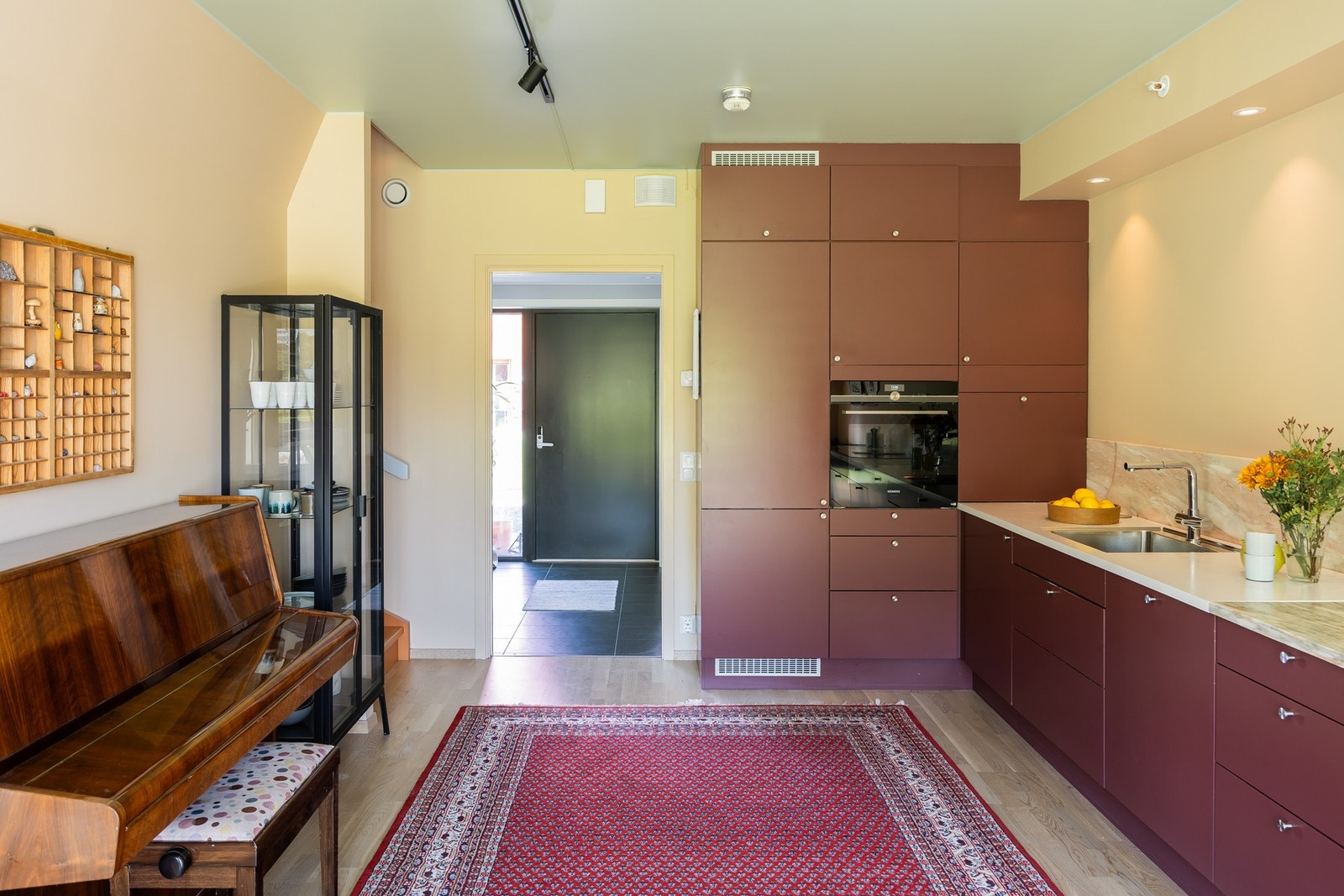 Stue- og kjøkkenarealet får et herlig gjennomlys fra glassnisjen i entren og vinduene på stua. Galleribilde