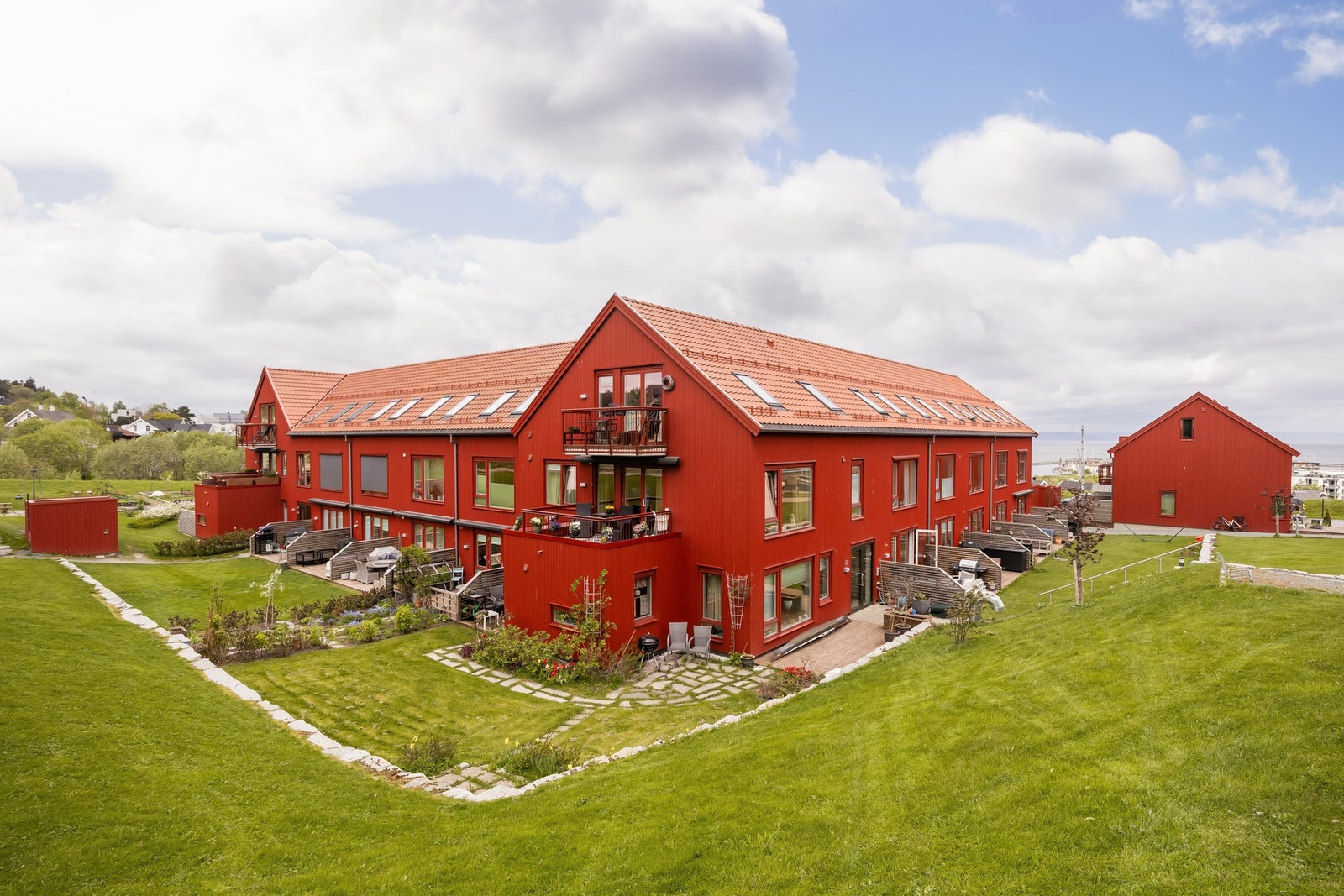 Grilstad Gård er et prestisjeprosjekt fra Koteng Jenssen. Boligene ligger skjermet til rett sør for Grilstad Marina med grøntareal omkring bebyggelsen og lett tilgang på fjæra, stranda og Ladestien. Galleribilde