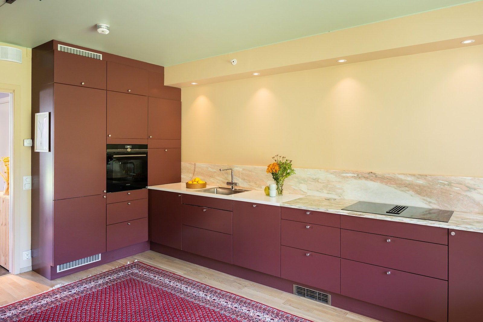 Lekkert kjøkken med innredning fra HTH i unik stil og utførelse. Galleribilde