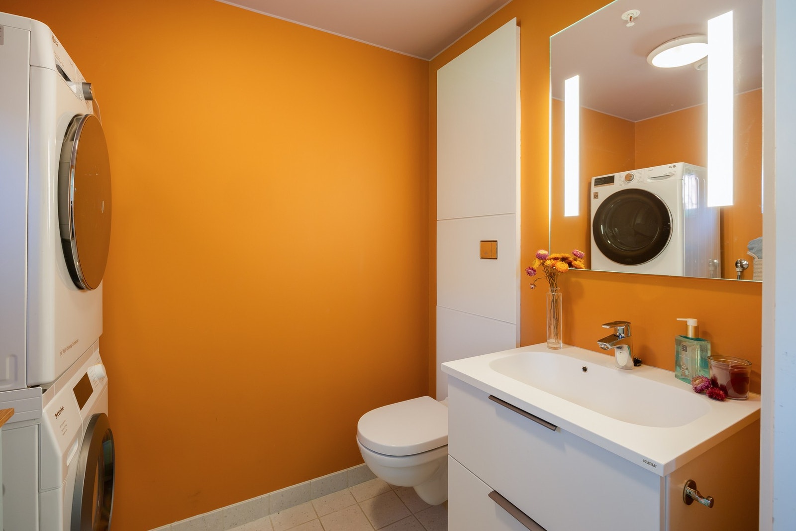 Praktisk vaskerom med toalett og servant rett ved inngangspartiet i 1. etasje. Galleribilde