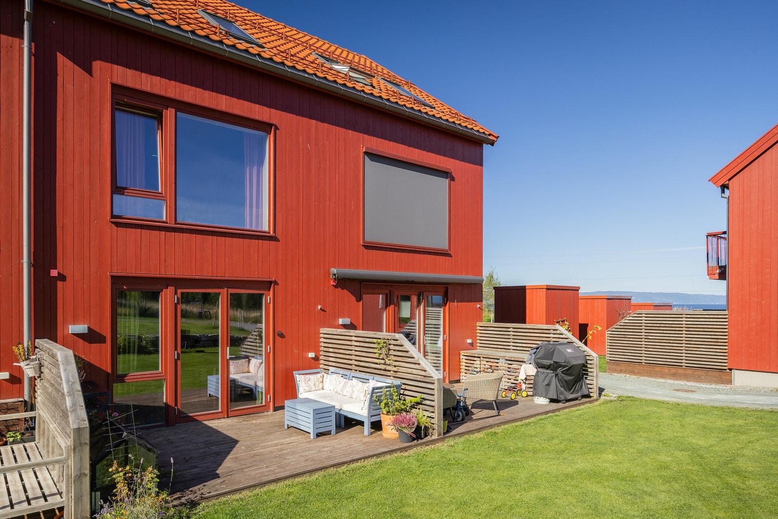 Stilrent og innholdsrikt rekkehus med utsøkt beliggenhet i skjermede omgivelser på Grilstad Gård. Galleribilde