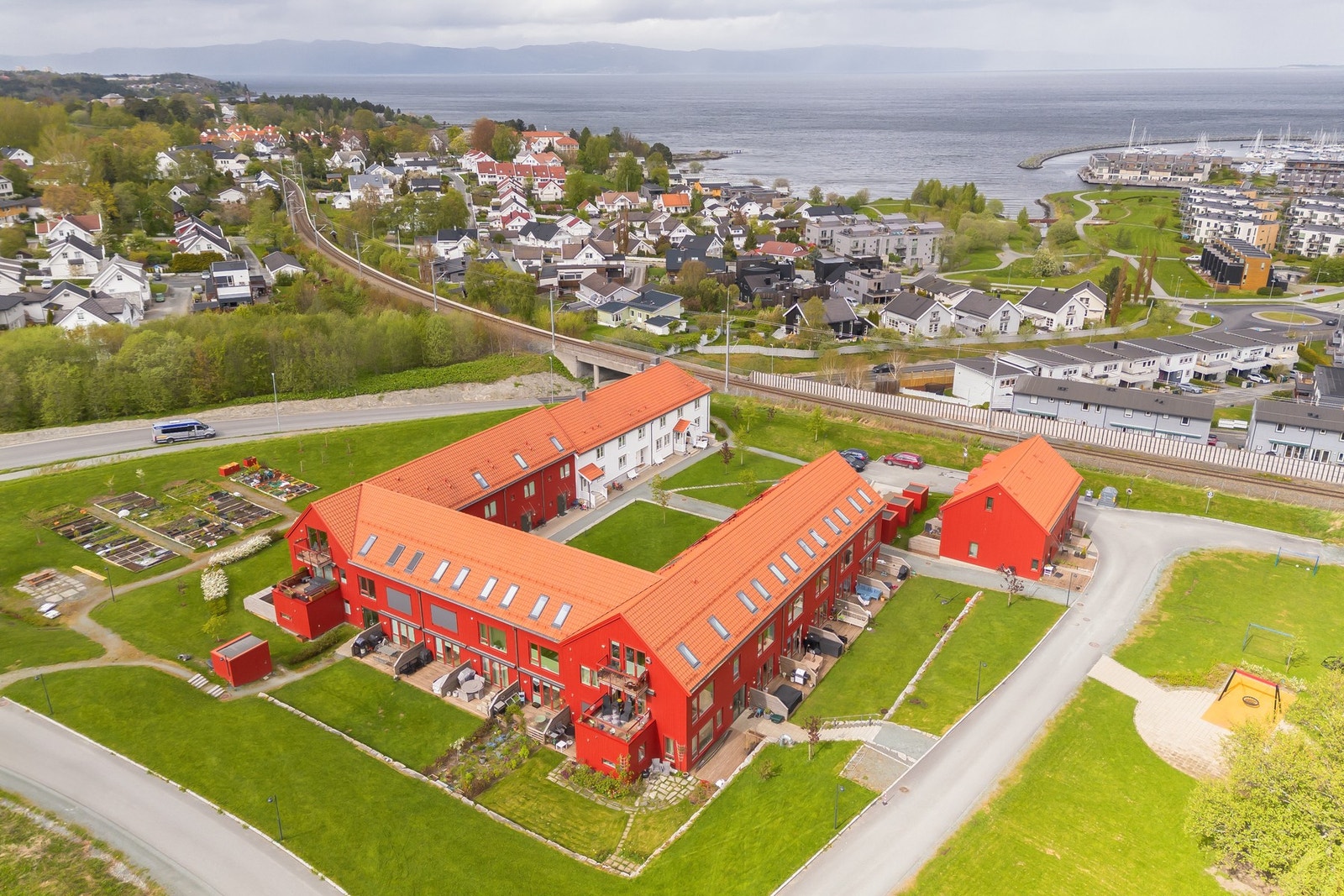 I perioden 2019-21 ble våningshuset på gården restaurert og ombygd, samtidig som "stabburet" og "låven" - som rekkehuset er en del av - ble oppført fra grunnen av. Galleribilde